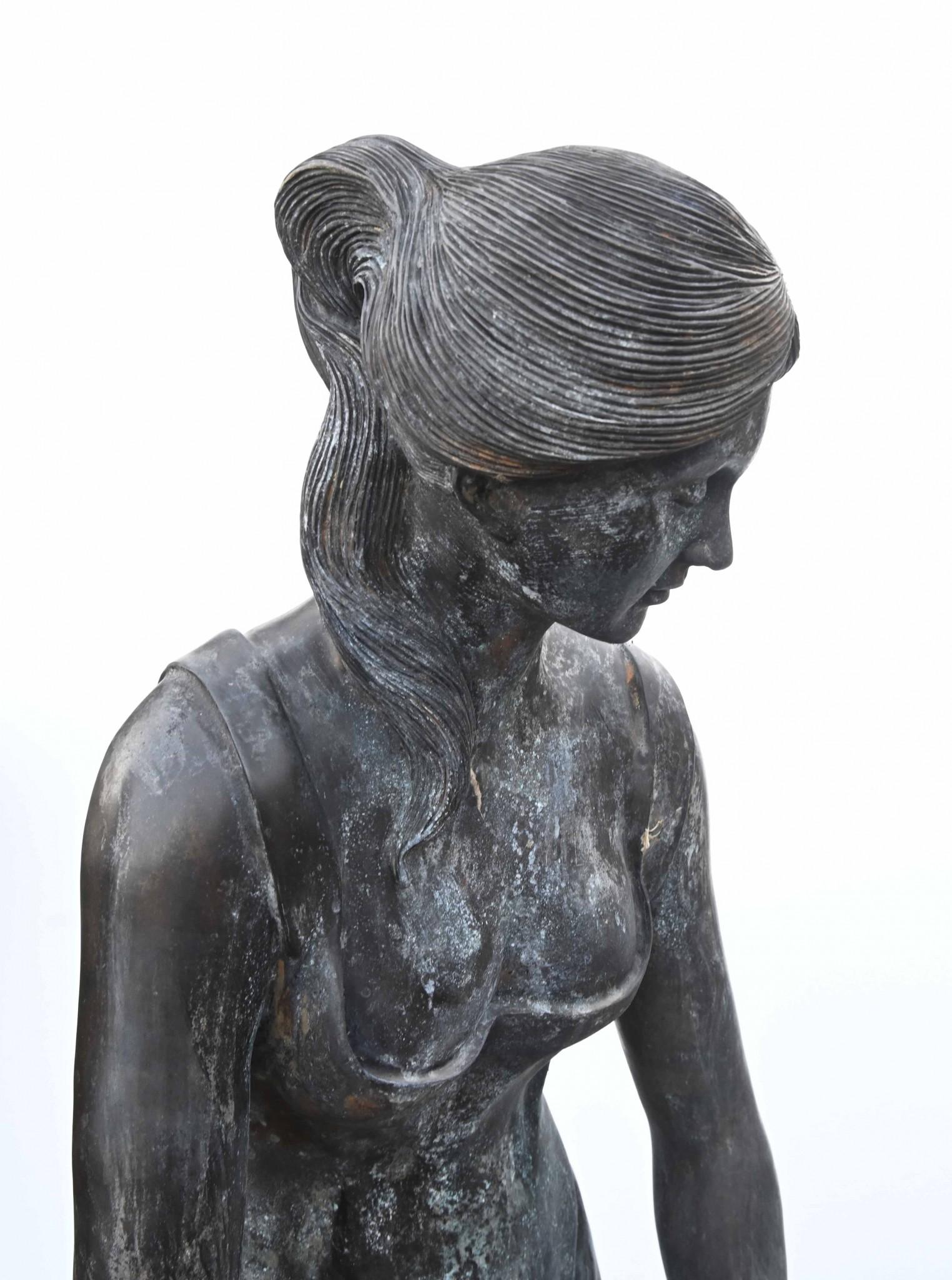 Classic Italian Bronze Water Maiden Statue Bucket Girl Bon état - En vente à Potters Bar, GB