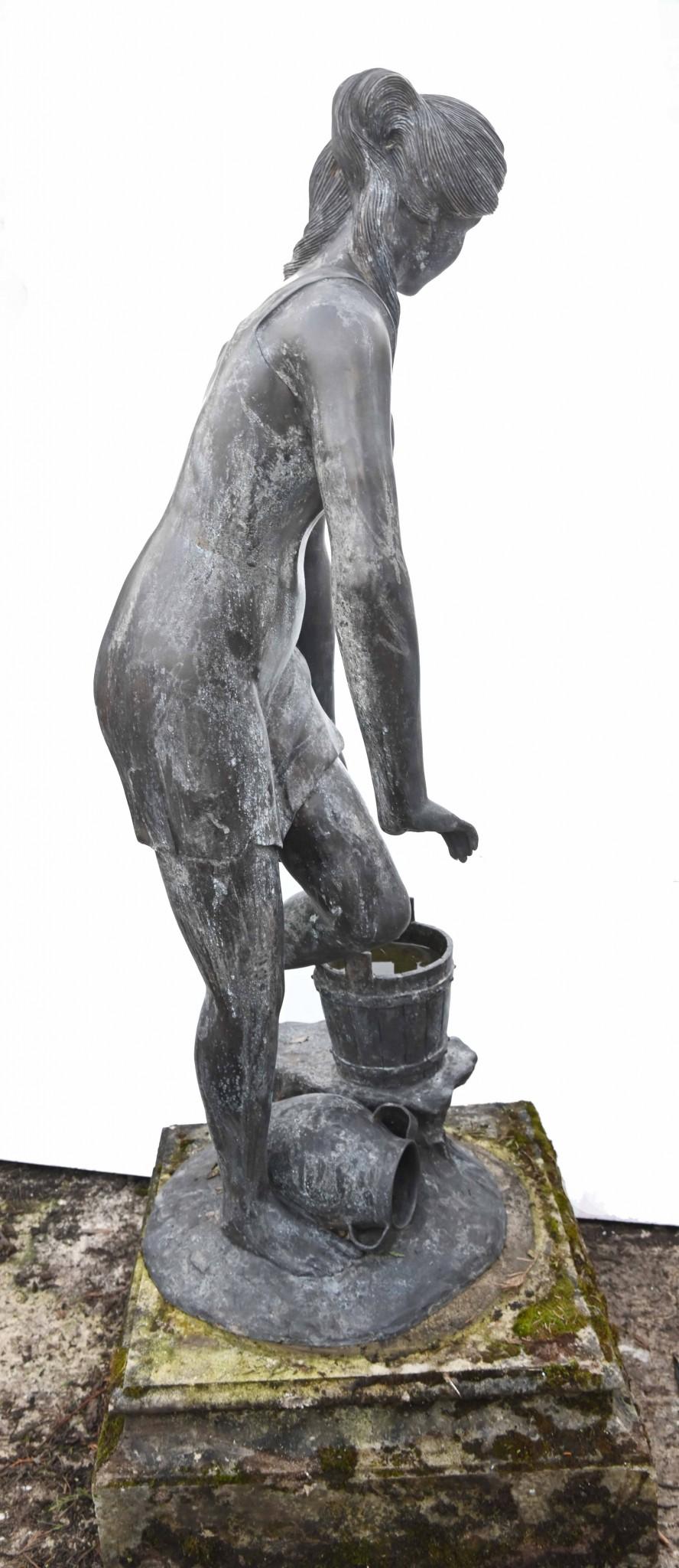 Fin du XIXe siècle Classic Italian Bronze Water Maiden Statue Bucket Girl en vente