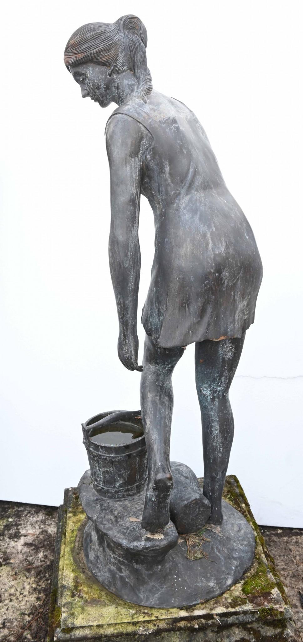 Classic Italian Bronze Water Maiden Statue Bucket Girl en vente 2