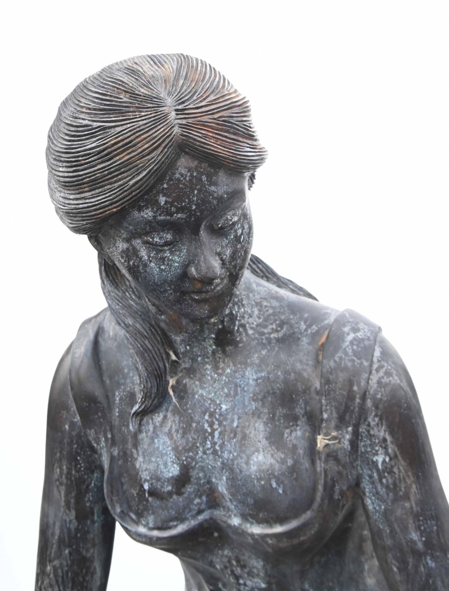 Classic Italian Bronze Water Maiden Statue Bucket Girl en vente 4