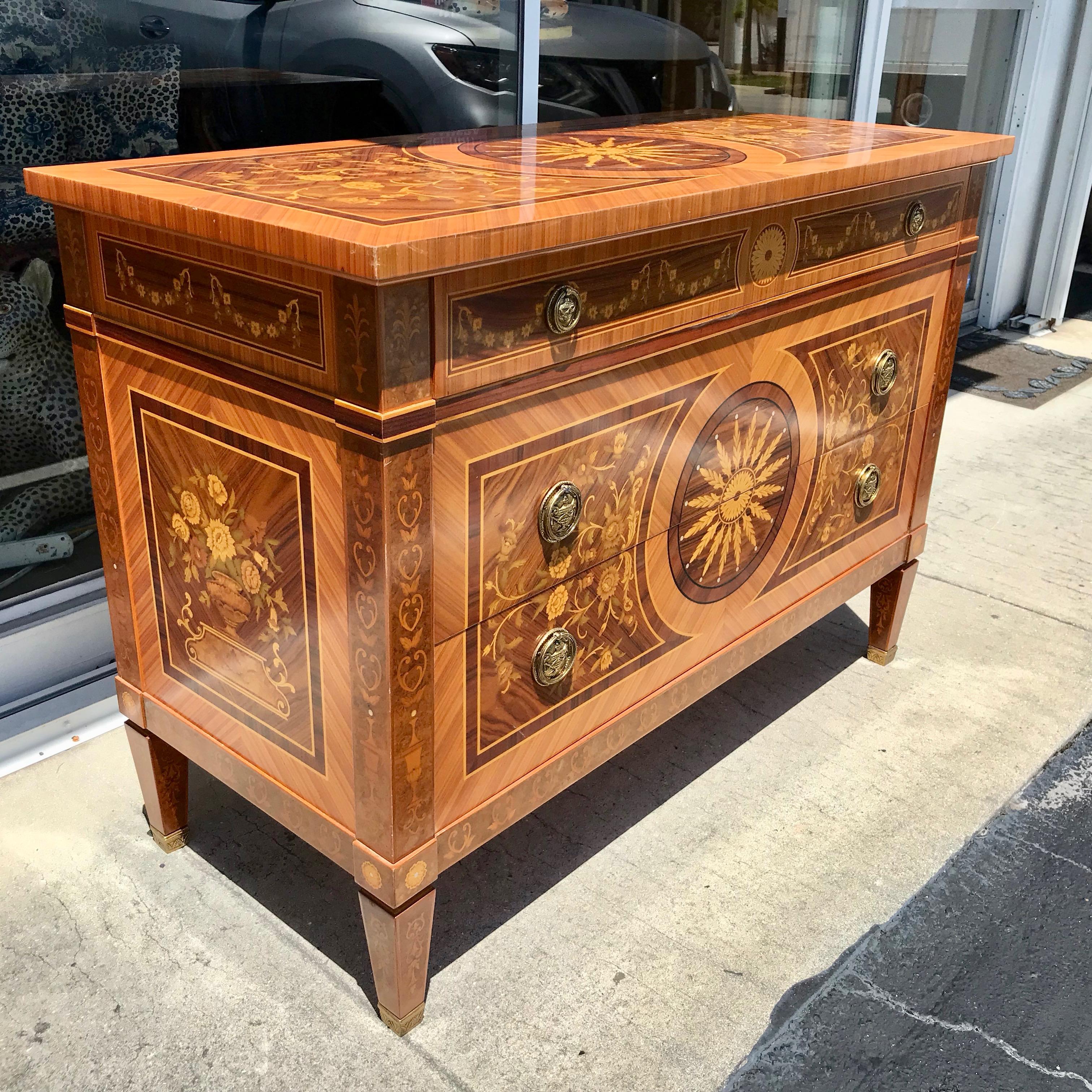 Classical Italian Inlaid Commode In Good Condition For Sale In West Palm Beach, FL