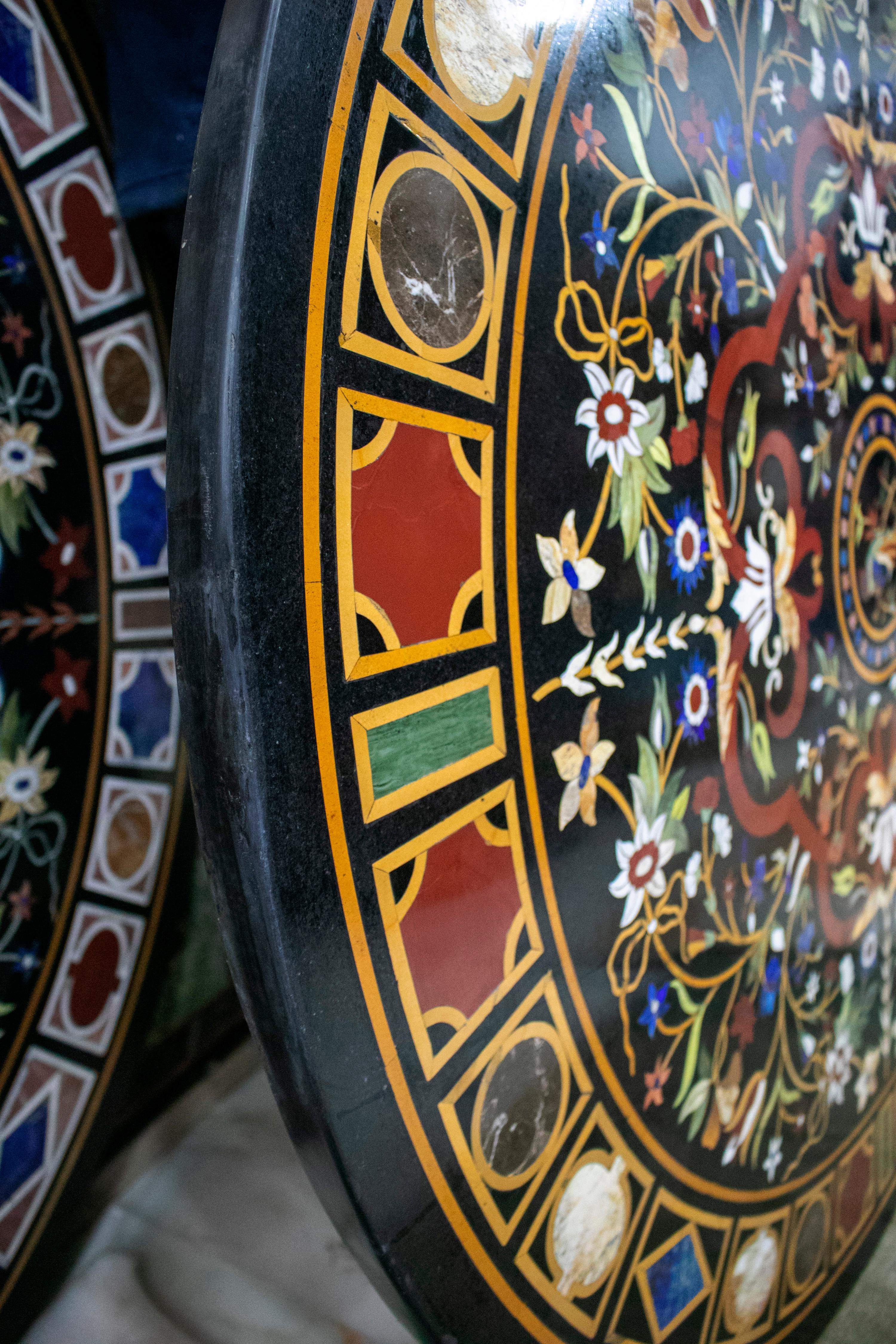 Klassische italienische Tischplatte aus schwarzem Marmor aus Pietra Dura-Stein, verziert mit einem Vogel, umgeben von Blumendekor und einem geometrischen Rahmen. Handgefertigte Mosaikeinlage aus blauem Lapislazuli und einer Auswahl von