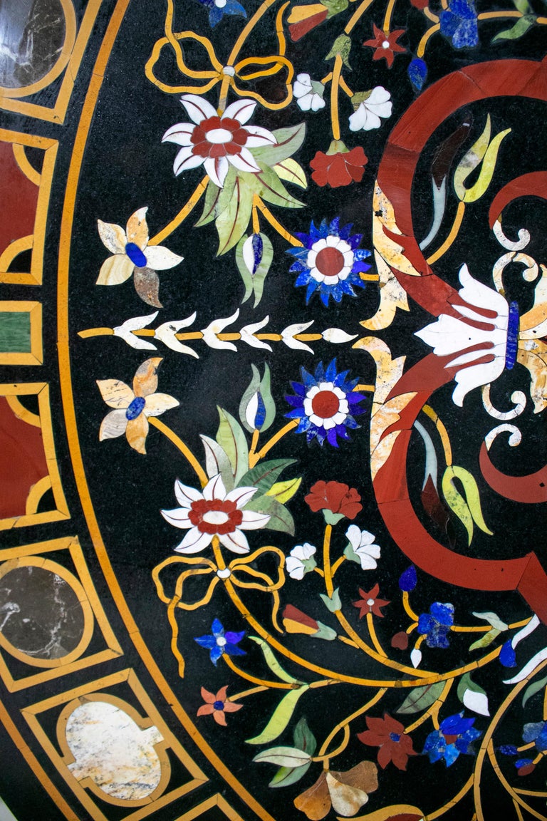 Classical Italian Pietra Dura Stone Mosaic Black Marble Round Table Top In Good Condition For Sale In Marbella, ES