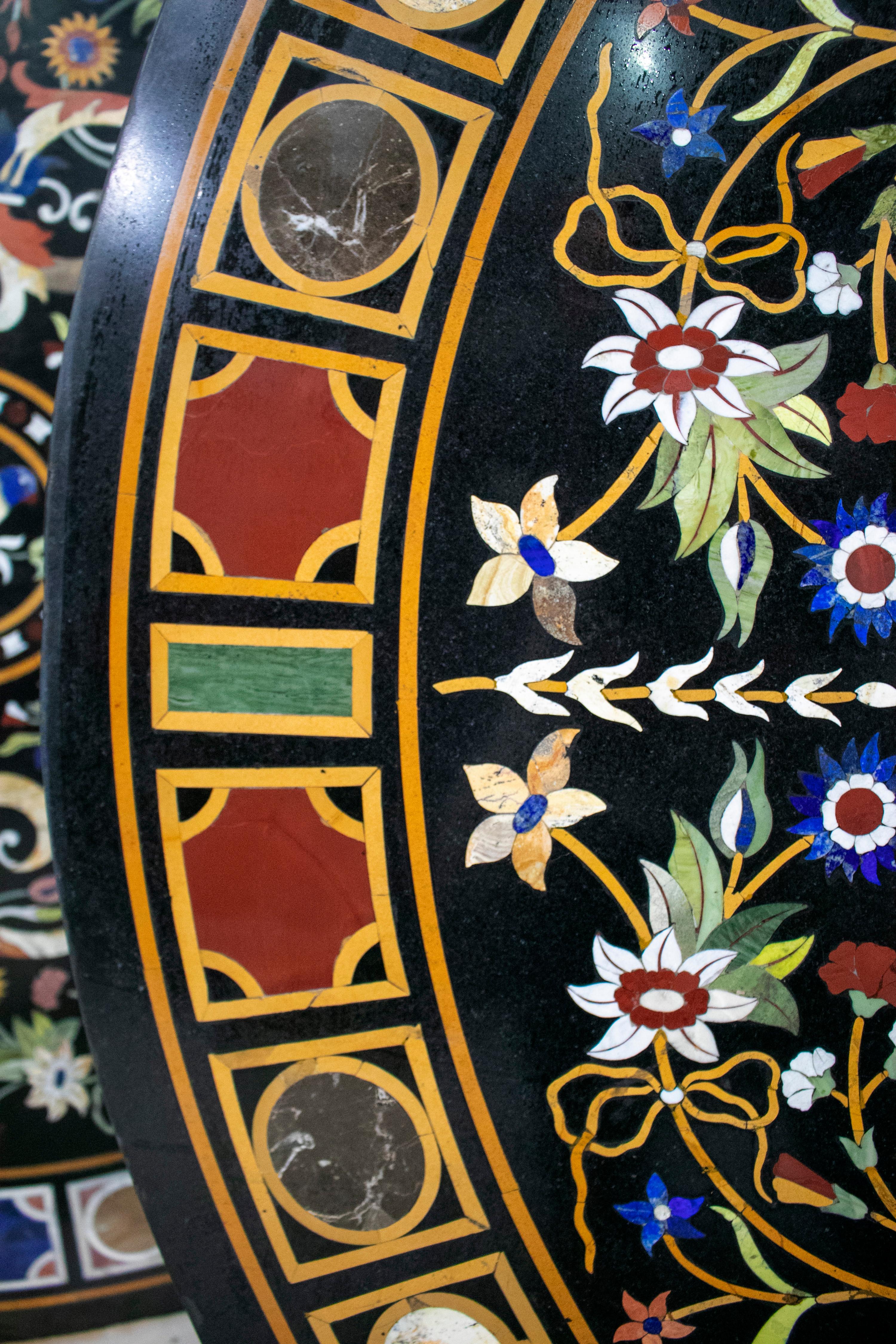 Klassische italienische runde Tischplatte aus schwarzem Pietra Dura-Steinmosaik und schwarzem Marmor im Zustand „Gut“ im Angebot in Marbella, ES