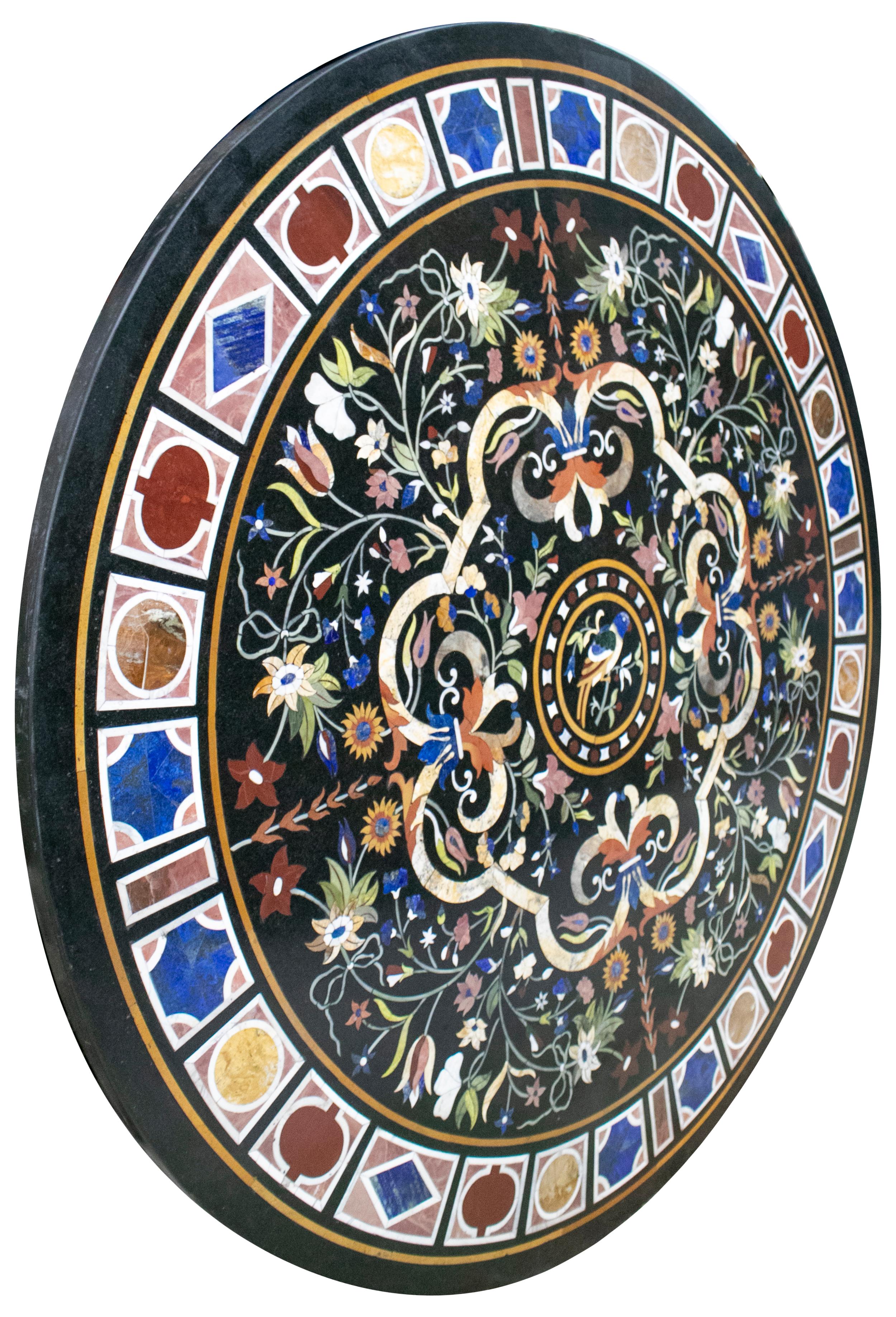 Klassische italienische Tischplatte aus schwarzem Marmor aus Pietra Dura-Stein, verziert mit einem Vogel, umgeben von Blumendekor und einem geometrischen Rahmen. Handgefertigte Mosaikeinlage aus blauem Lapislazuli und einer Auswahl von