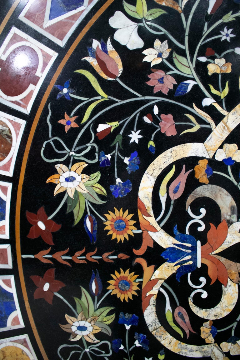 Classical Italian Pietra Dura Stone Mosaic Black Marble Round Table Top In Good Condition For Sale In Marbella, ES