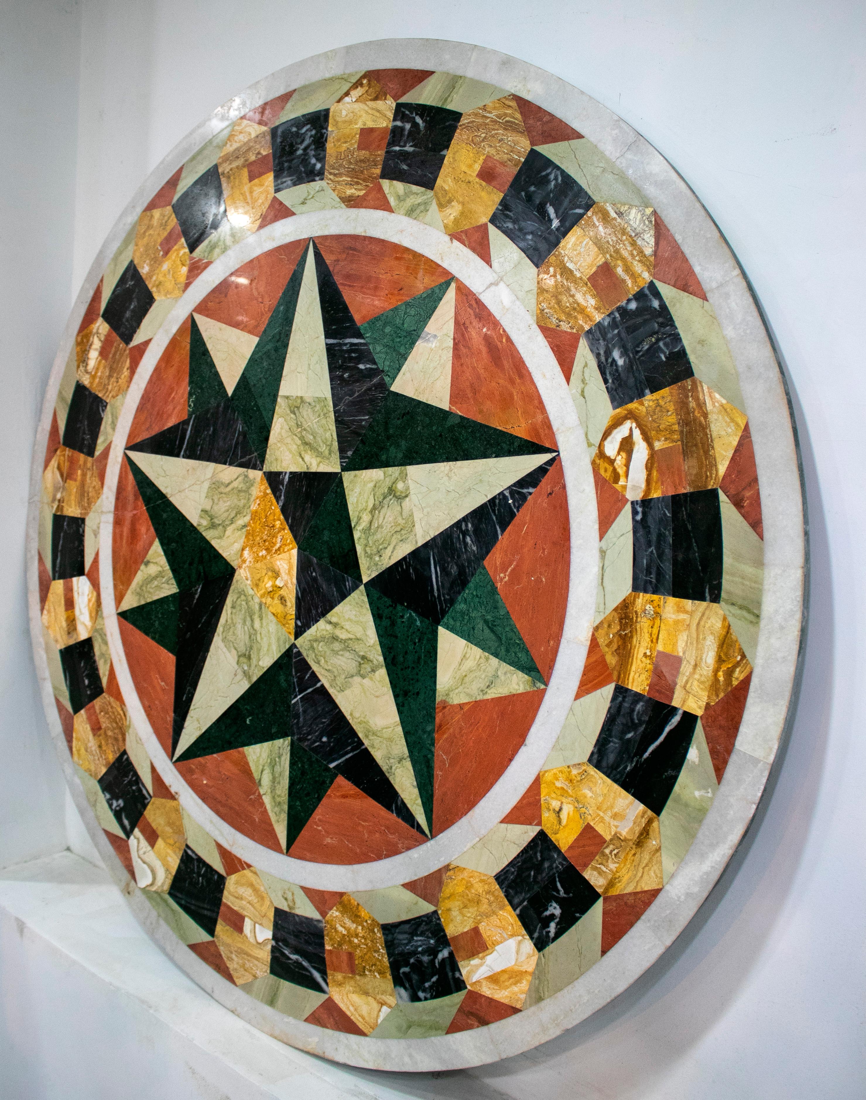 Européen Plateau de table rond classique italien en mosaïque de pierre Pietra Dura en vente