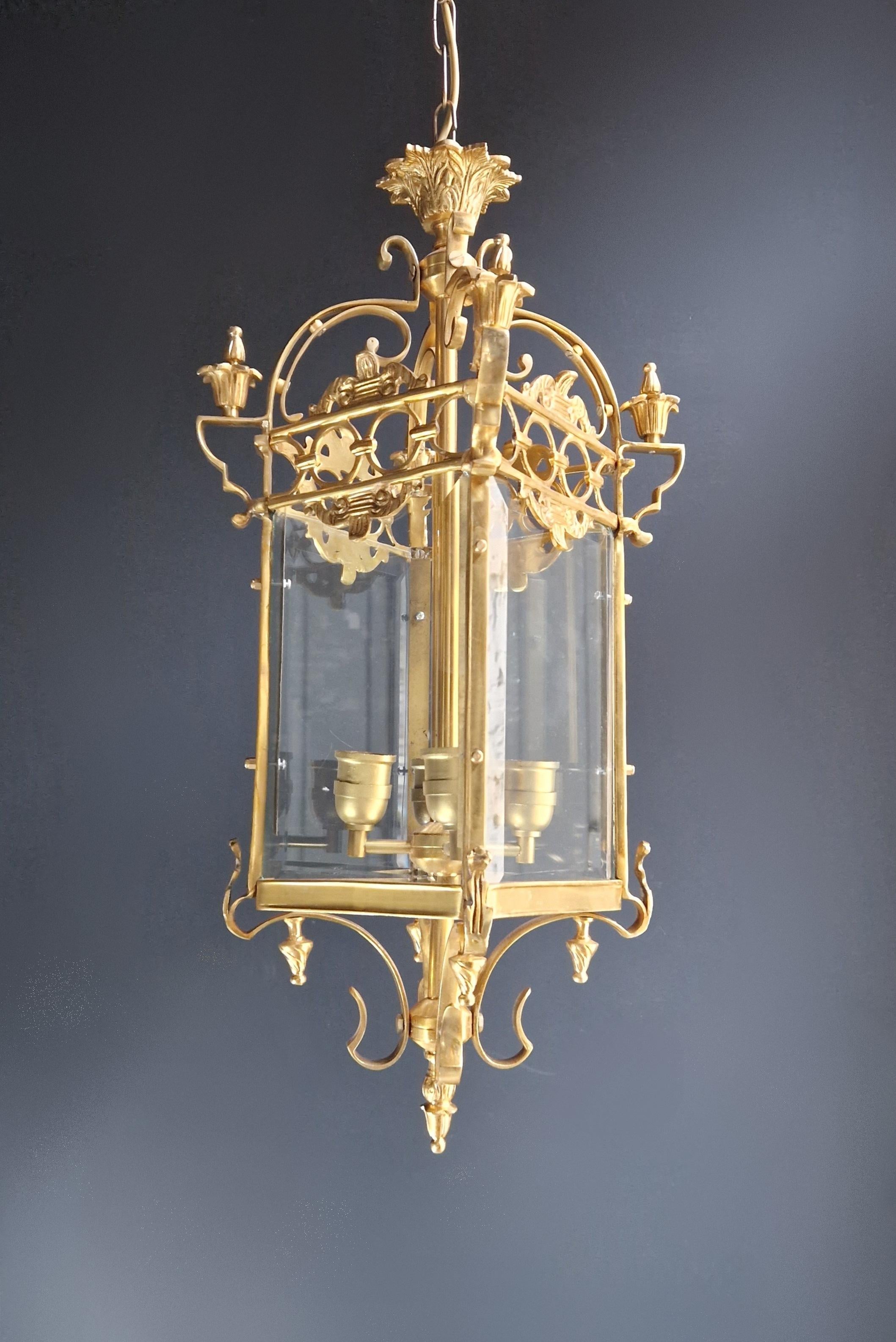 More available large cylindrical lantern brass glass pendant lighting

Measures: height without chain 70 cm, diagonal 35 cm. Weight (approximately): 6kg.

Number of lights: 4-light bulb sockets: E14
Material: Glass, brass

Wiring fit to