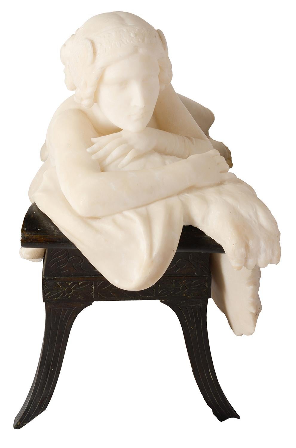 Statue classique en marbre de la fin du XIXe siècle représentant un nu couché en vente 4