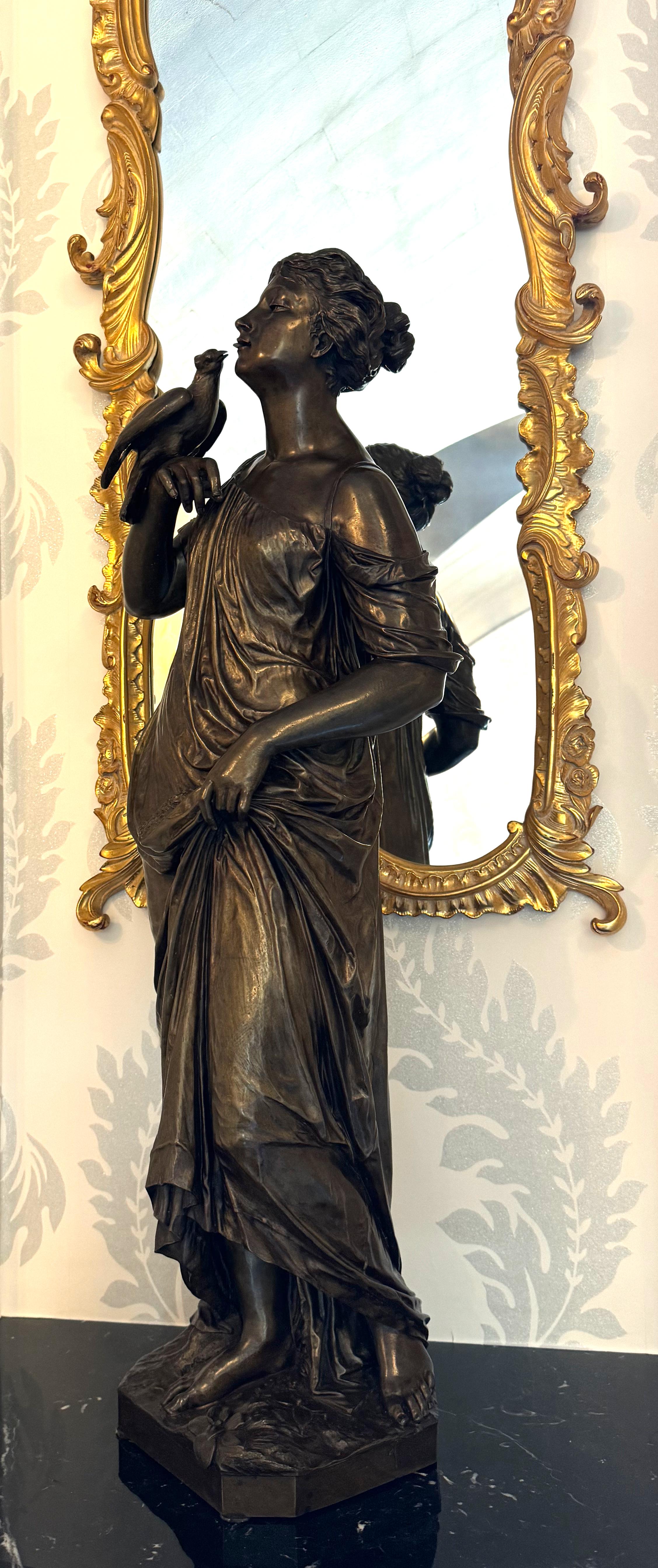 XX secolo Fanciulla classica con colomba, iscrizione sulla base, C.Fischer F. in vendita