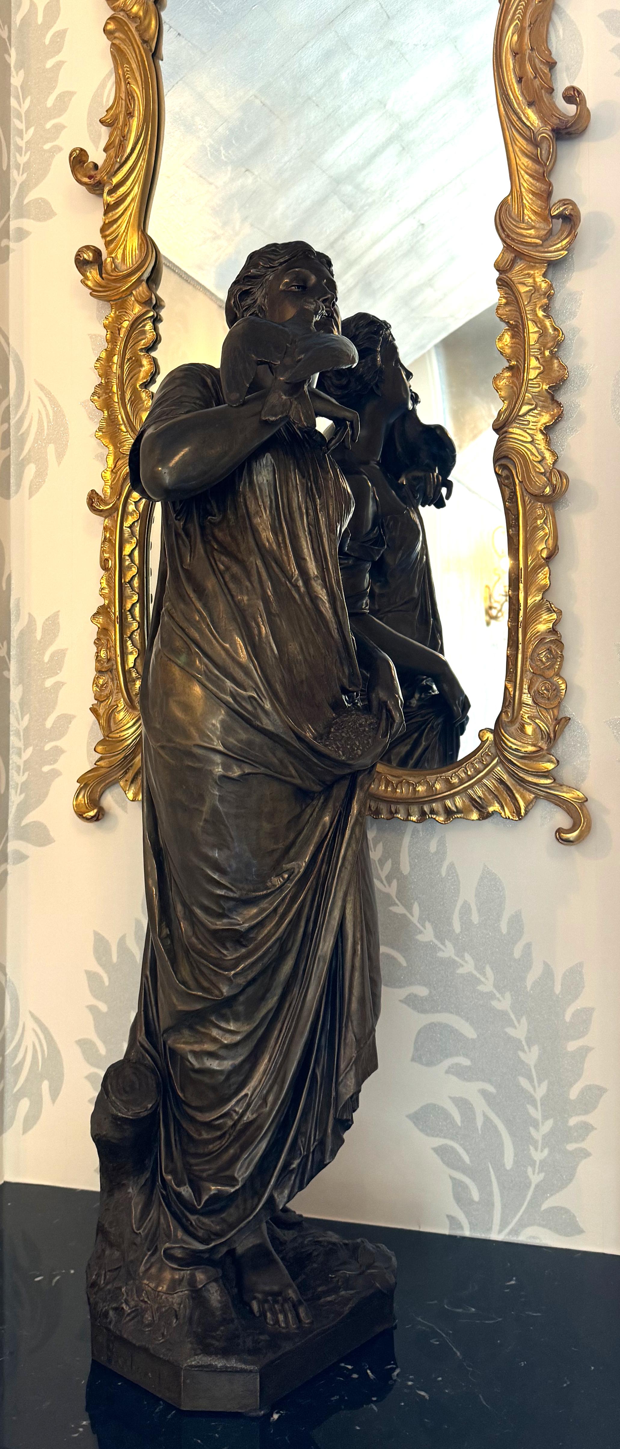 Bronzo Fanciulla classica con colomba, iscrizione sulla base, C.Fischer F. in vendita
