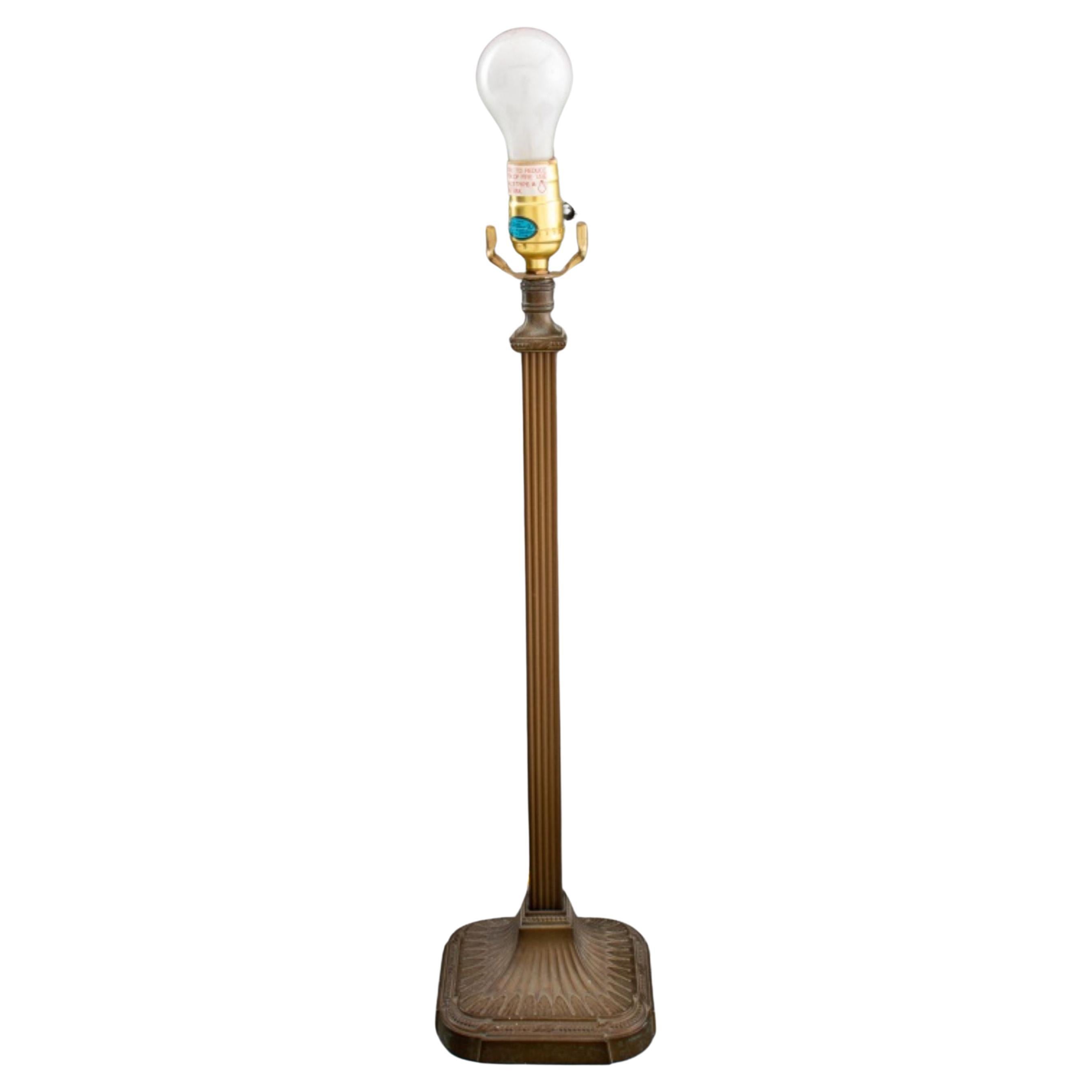 Lampe en laiton de style classique en vente