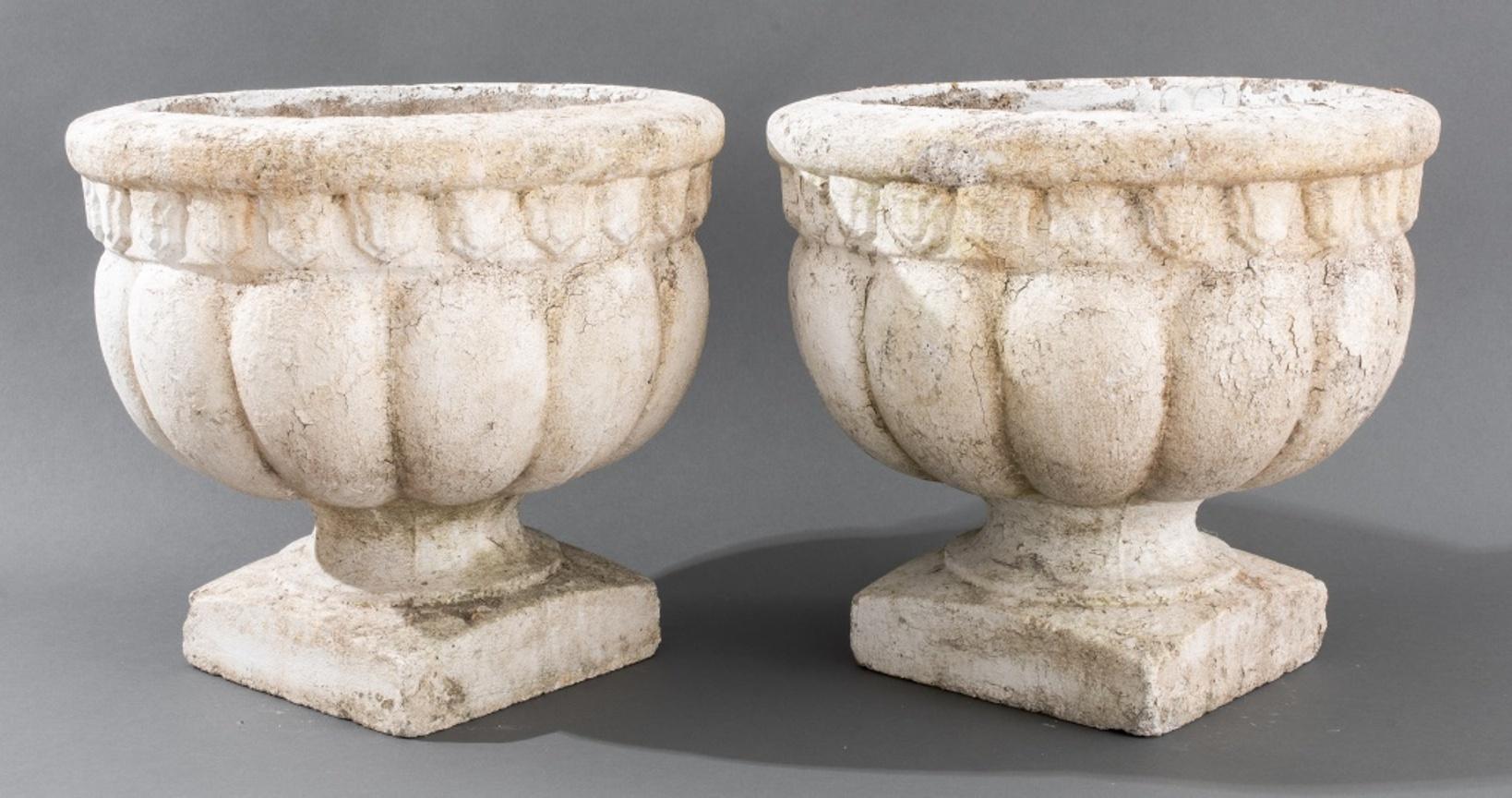 Classique américain Paire d'urnes en pierre moulée peintes en blanc, de style classique en vente