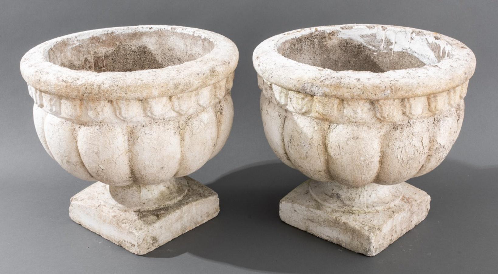 Urnen aus Steinguss, weiß bemalt, klassisch, Paar im Zustand „Gut“ im Angebot in New York, NY