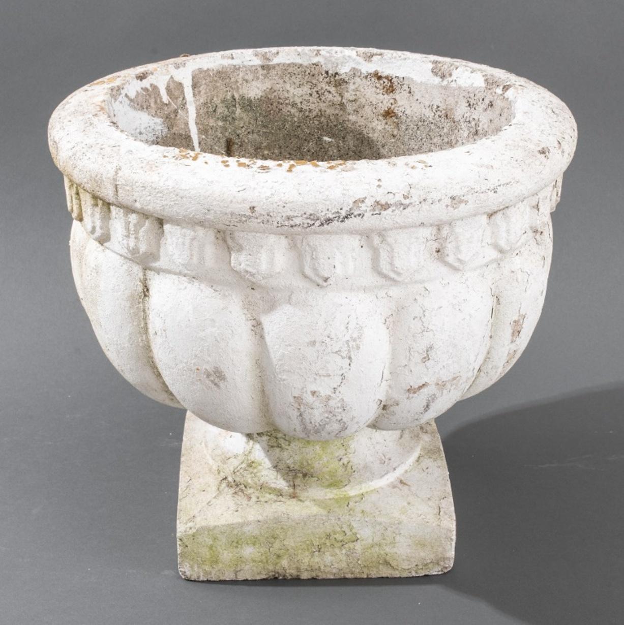 Pierre artificielle Paire d'urnes en pierre moulée peintes en blanc, de style classique en vente