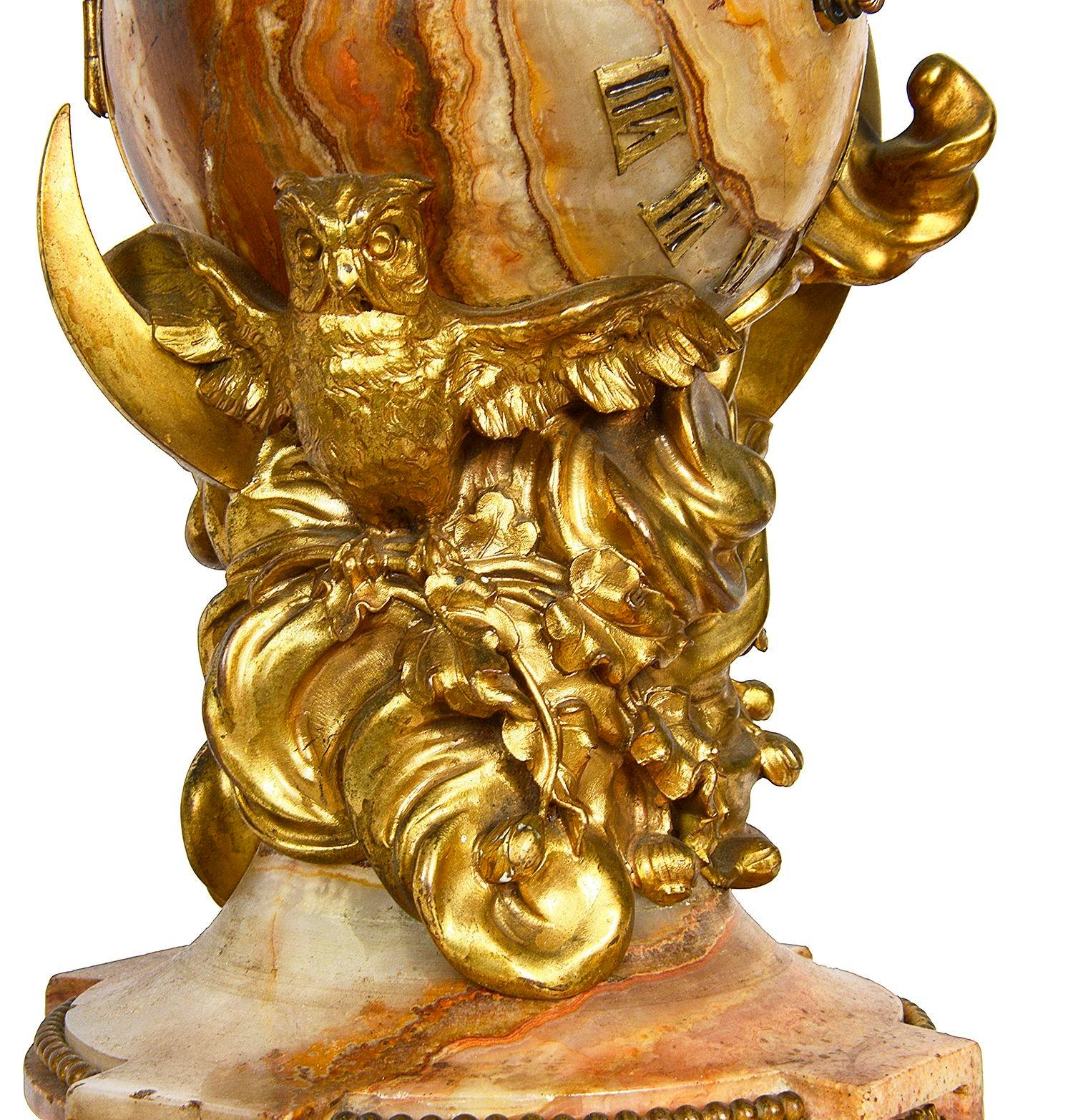 Klassische Kaminuhr aus Marmor und Goldbronze mit Aurore sitzend darüber. 19. Jahrhundert. (Handgeschnitzt) im Angebot