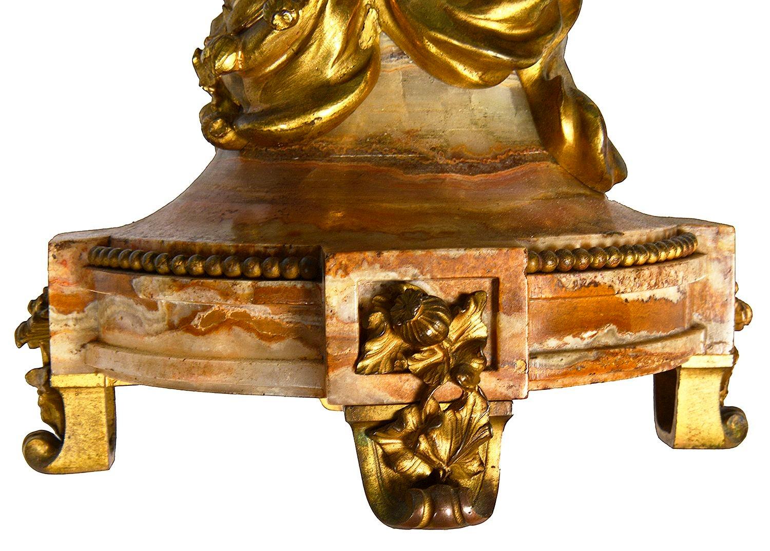 Klassische Kaminuhr aus Marmor und Goldbronze mit Aurore sitzend darüber. 19. Jahrhundert. im Angebot 2