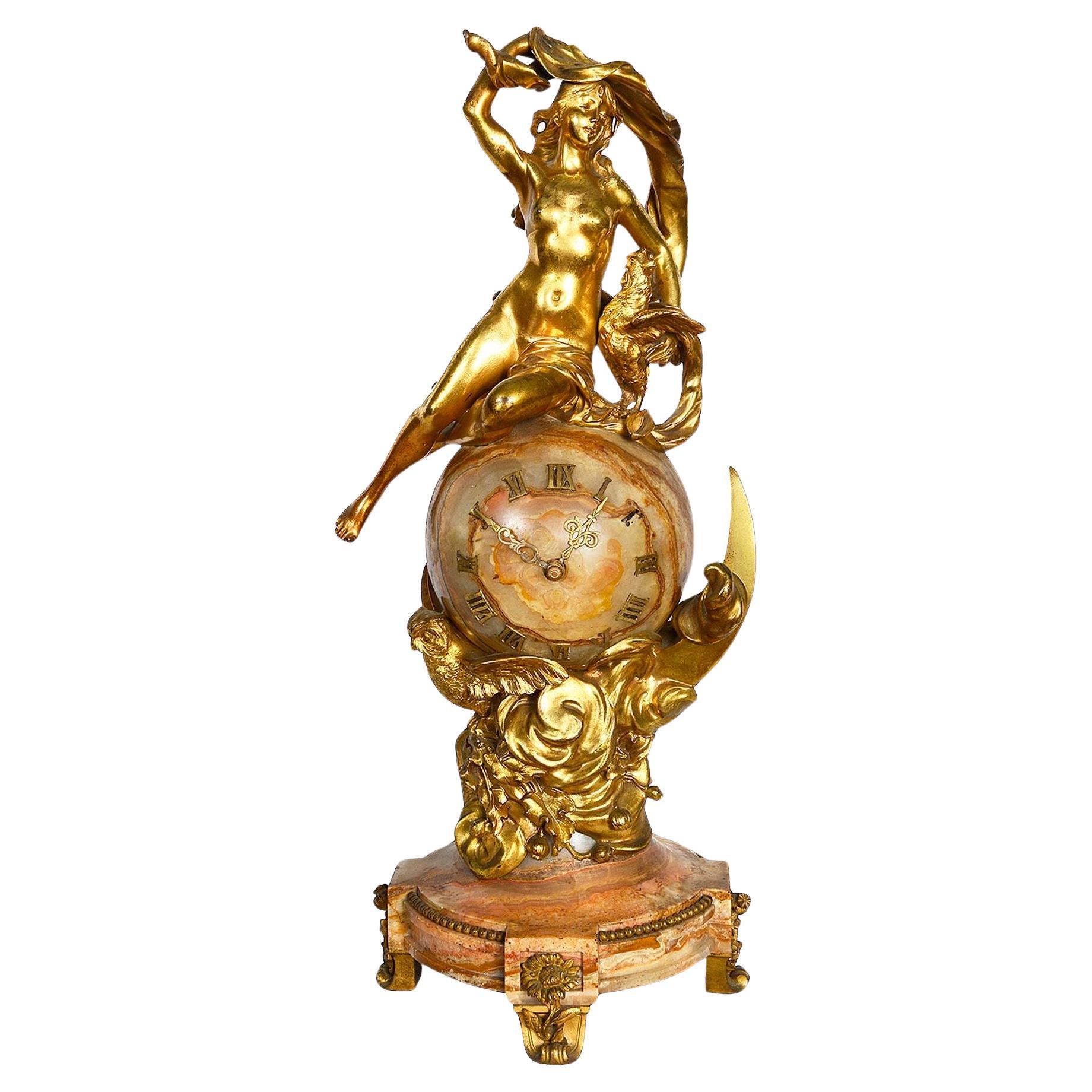 Klassische Kaminuhr aus Marmor und Goldbronze mit Aurore sitzend darüber. 19. Jahrhundert. im Angebot