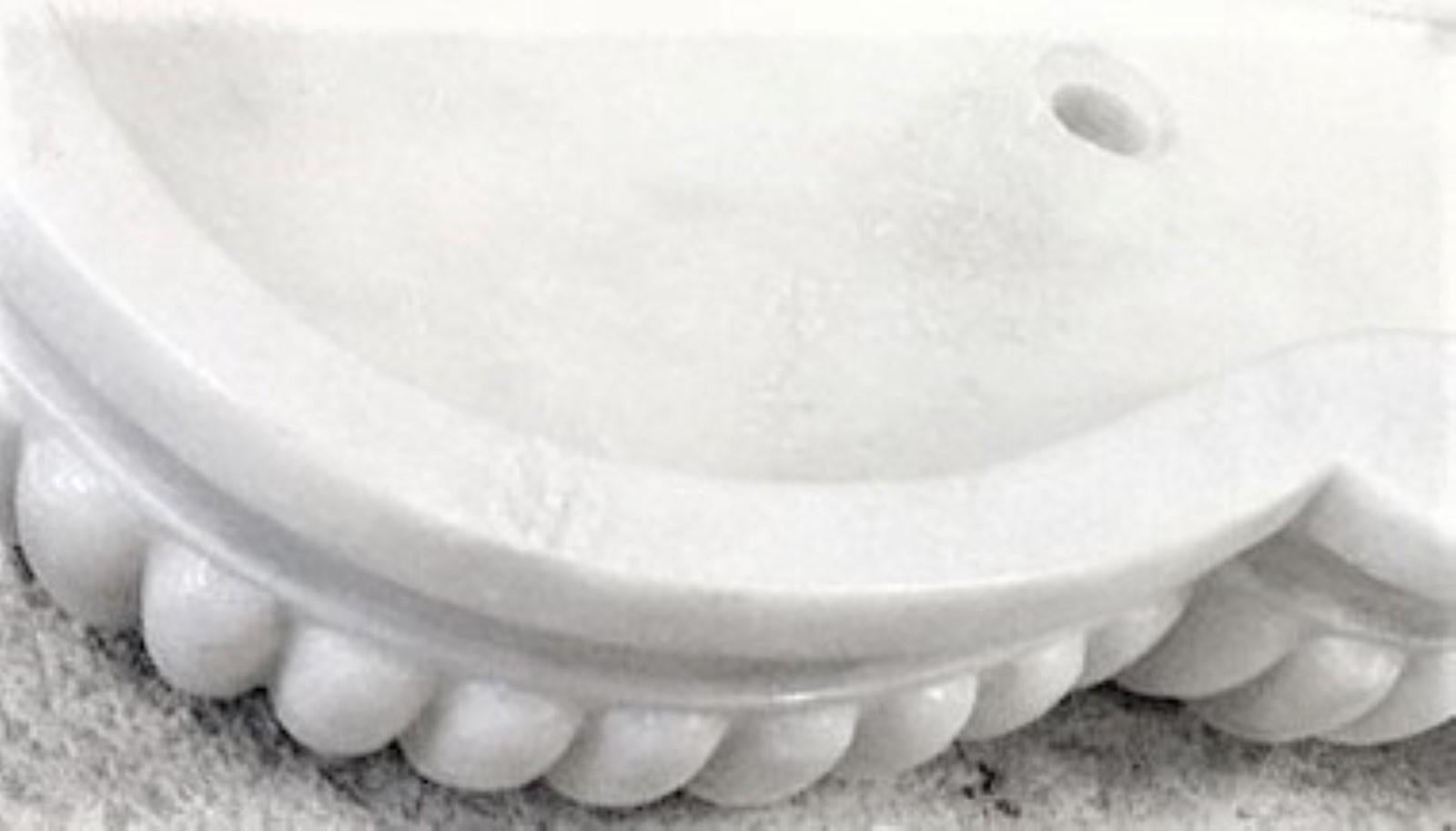Classical Italian sink basin cut from one single block of white marble with serpentine shaped front and gadrooned carving, these Greek/Roman designs quite happily suit either old or new properties.
Ideal for an outside decorative feature too.

  