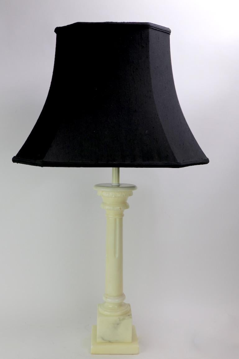 Klassische Tischlampe mit Marmorsäule, hergestellt in Italien, ca. 1950-1960er Jahre. Schönes maßgeschneidertes Design, klassisch und doch modern. Originaler, sauberer und funktionsfähiger Zustand, Schirm nicht enthalten.
Höhe bis zur Spitze der