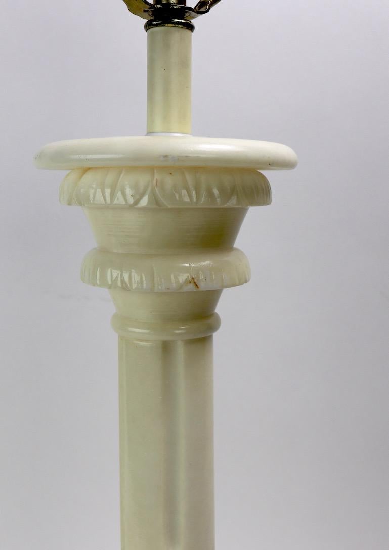 Hollywood Regency Lampe de table à colonne classique en marbre en vente