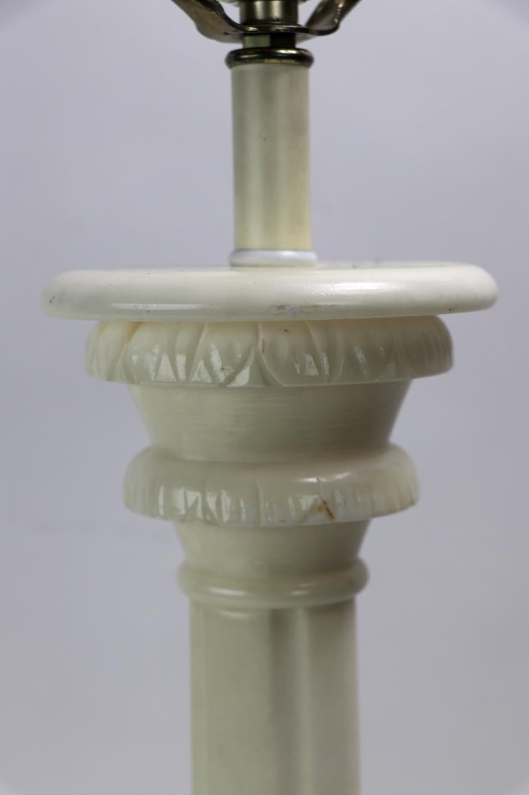 Säulen-Tischlampe aus Marmor im klassischen Stil (Italienisch) im Angebot