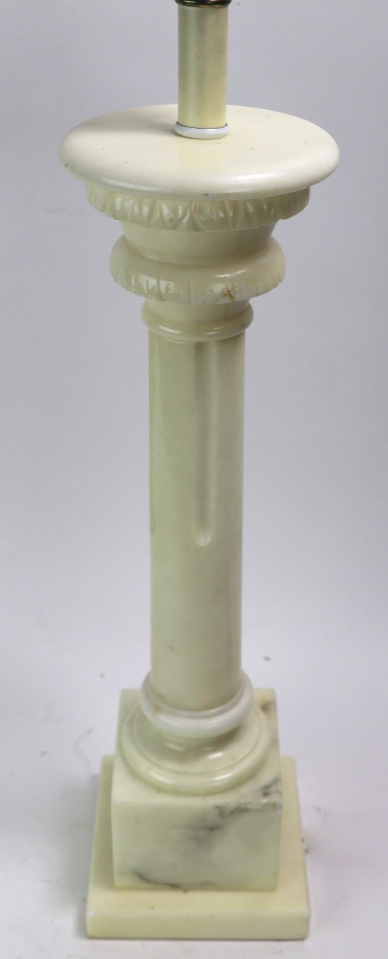 Säulen-Tischlampe aus Marmor im klassischen Stil (20. Jahrhundert) im Angebot