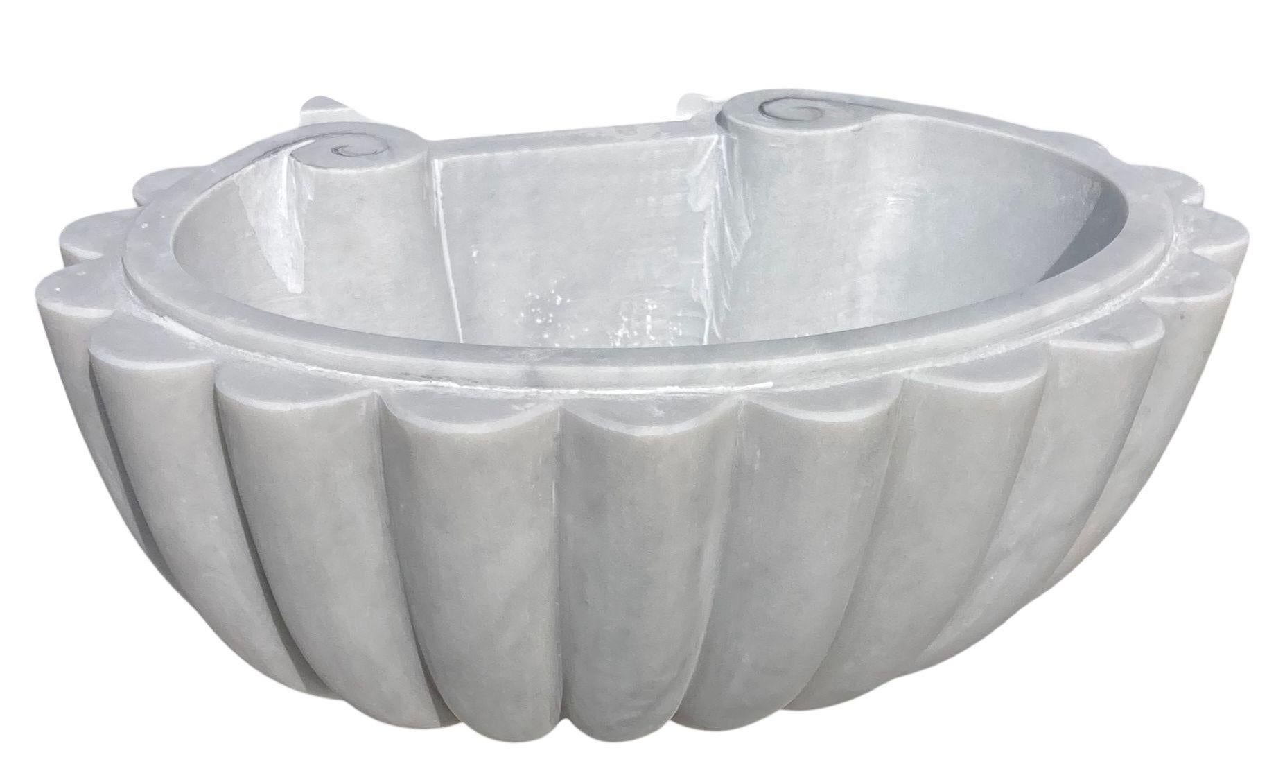 Classical Marble Shell Sink Basin In New Condition For Sale In Cranbrook, Kent