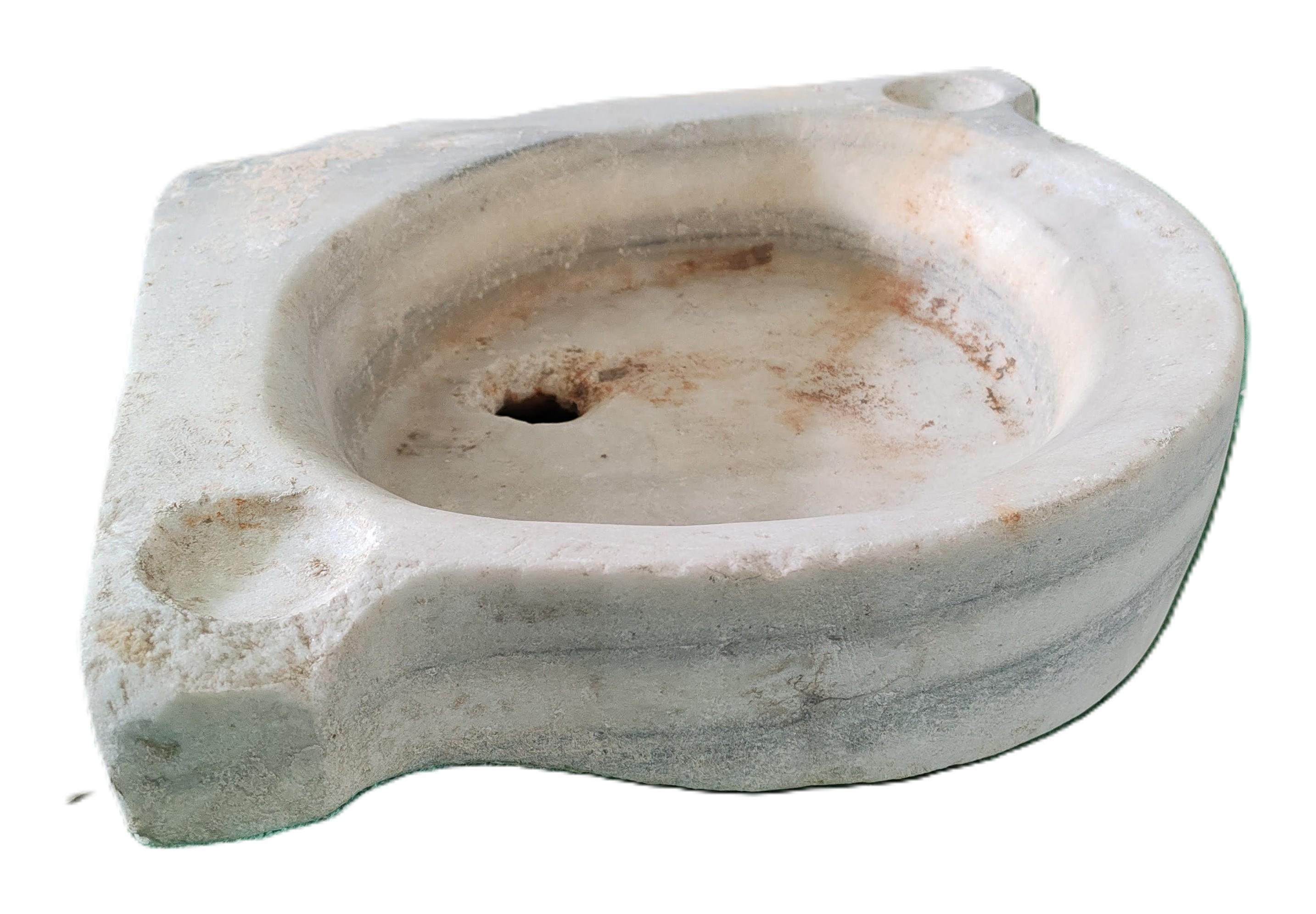 Evier d'angle en pierre marbrée

Marbre naturellement vieilli, une pièce d'époque originale

x2 côtés du mur : 40 cm chacun

