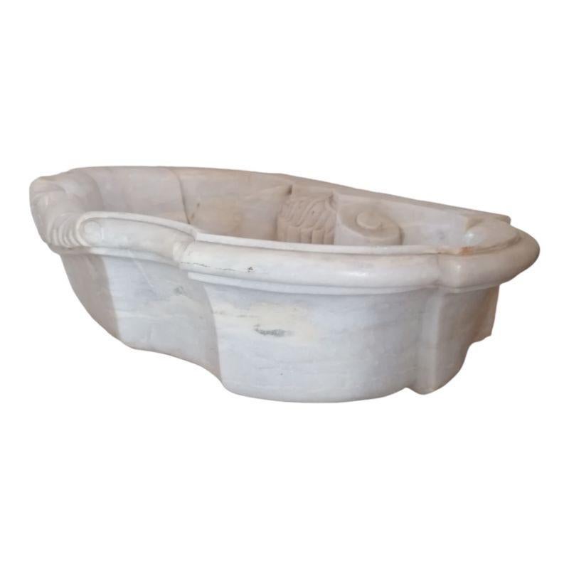 Ce magnifique évier italien classique et intemporel est taillé dans un seul bloc de marbre blanc. Ces designs n'ont pas changé depuis l'époque grecque et romaine, ils ont une superbe valeur artistique et s'intègrent facilement dans les bâtiments