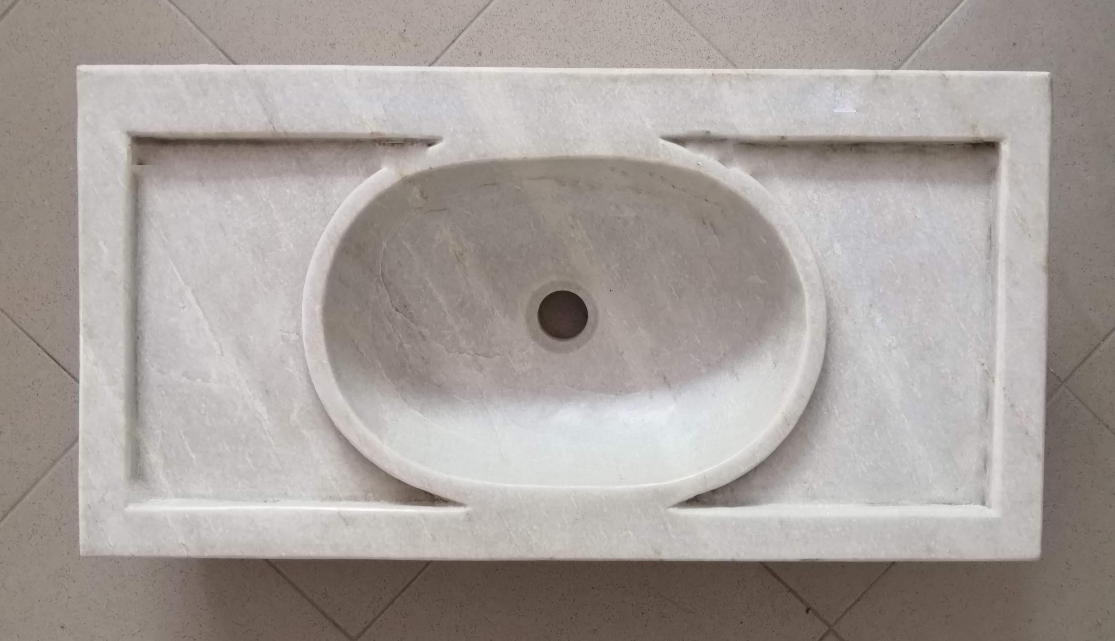 Questo bellissimo lavello classico italiano senza tempo è ricavato da un unico blocco di marmo bianco; questi am designs non sono cambiati dai tempi dei Greci e dei Romani, e hanno un superbo valore artistico che si adatta facilmente a edifici