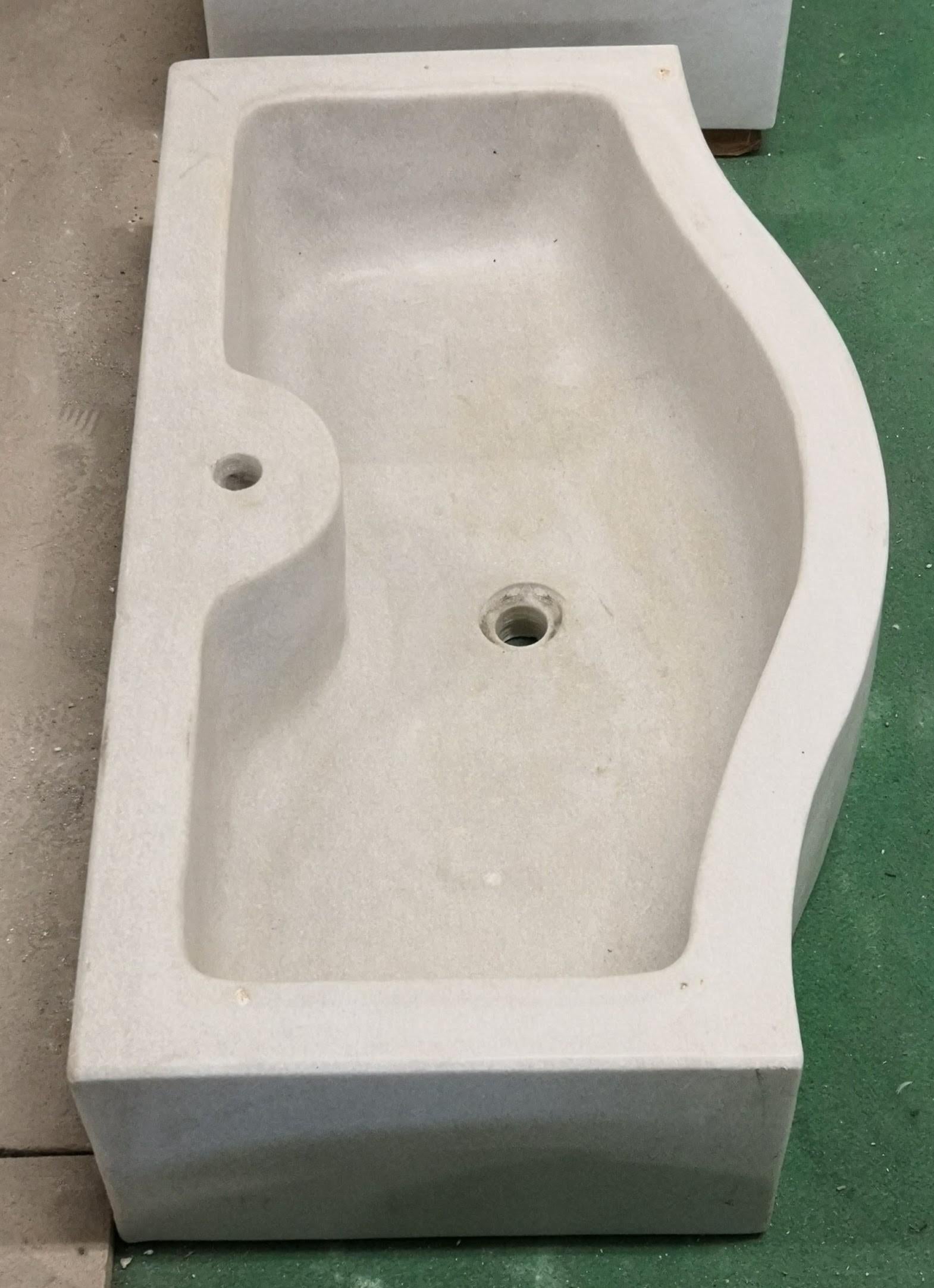 Klassischer Waschbeckenbasin aus Marmorstein (Italienisch) im Angebot