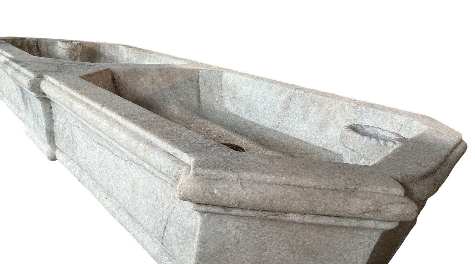 Sculpté Classic Marble Stone Period Antique Double Sink en vente