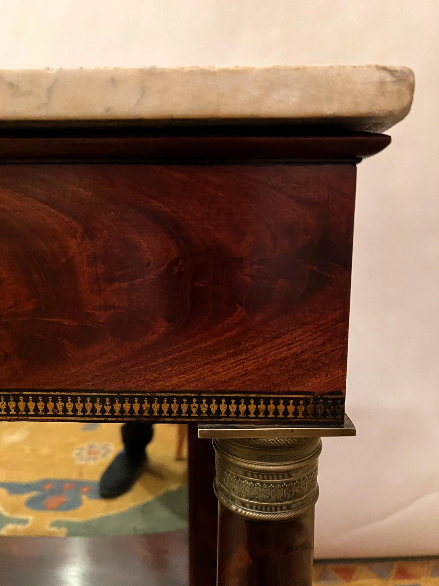 Klassischer Pfeilertisch mit Marmorplatte und Schablonendekoration, New York, um:1830 im Angebot 2