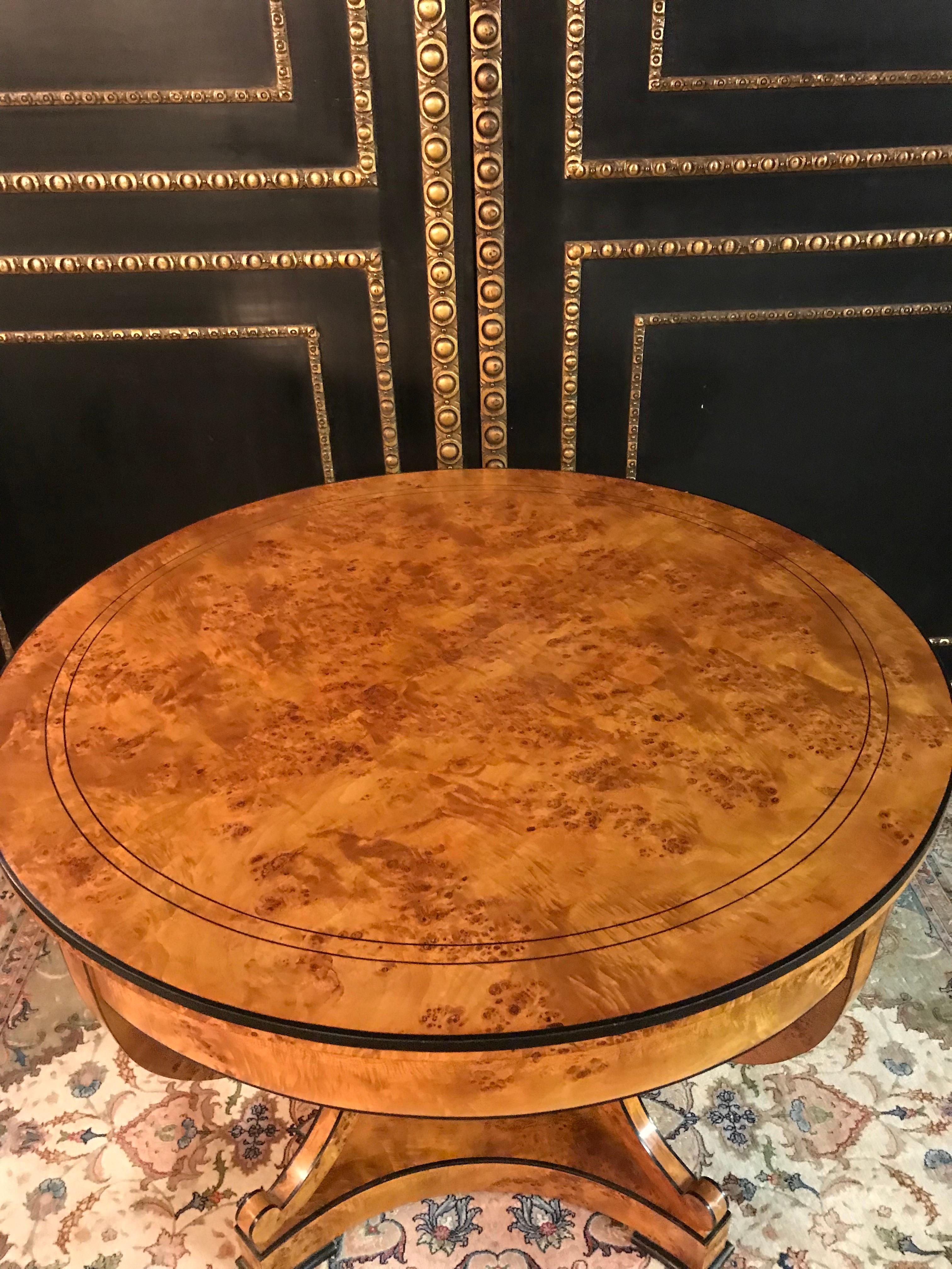 Klassischer edler Tisch im antiken süddeutschen Biedermeier-Stil aus Vogelaugenahorn  (Deutsch) im Angebot