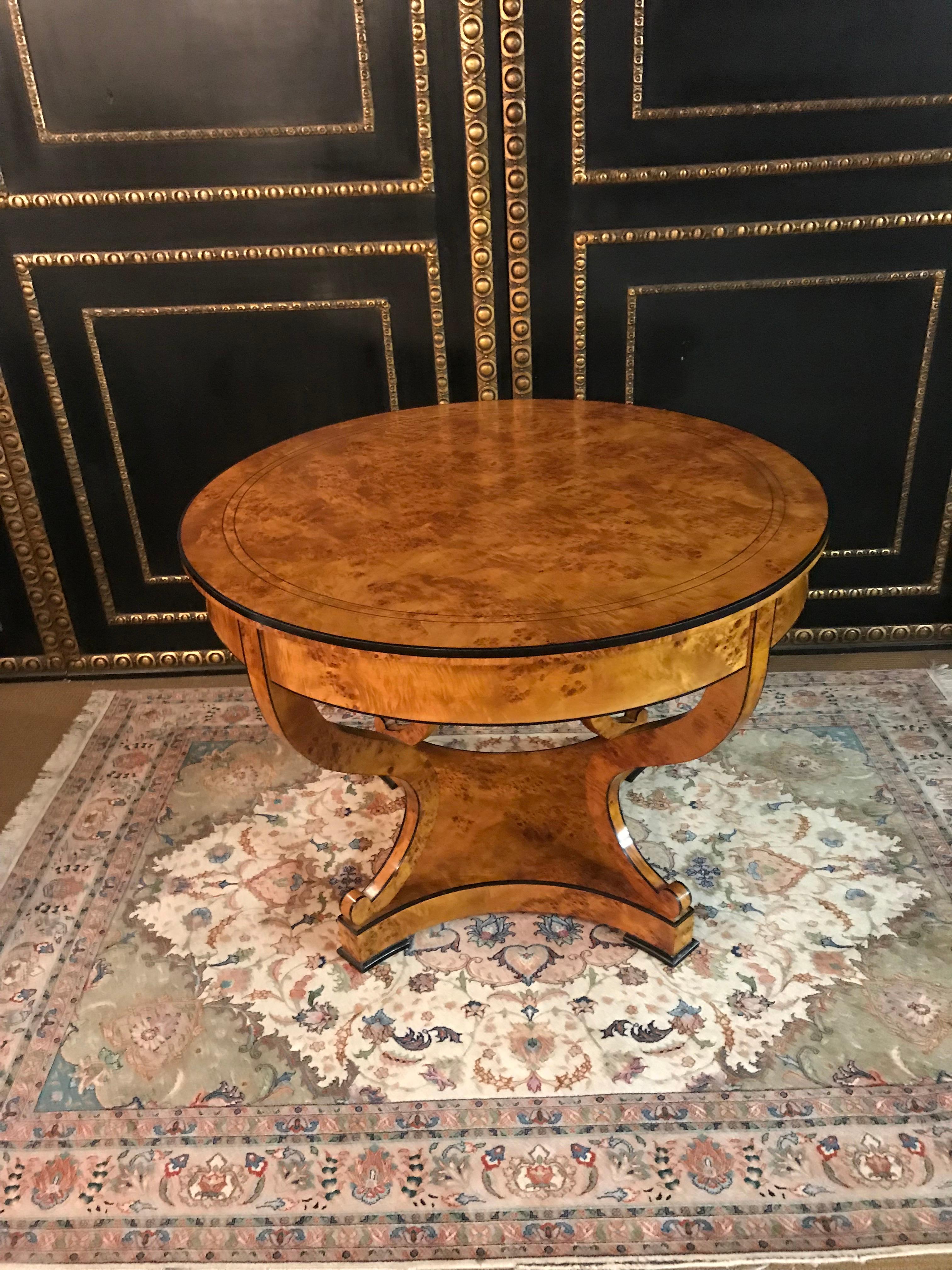 Classical Noble Table in antique South German Biedermeier Style Birdseye maple  In Good Condition For Sale In Berlin, DE
