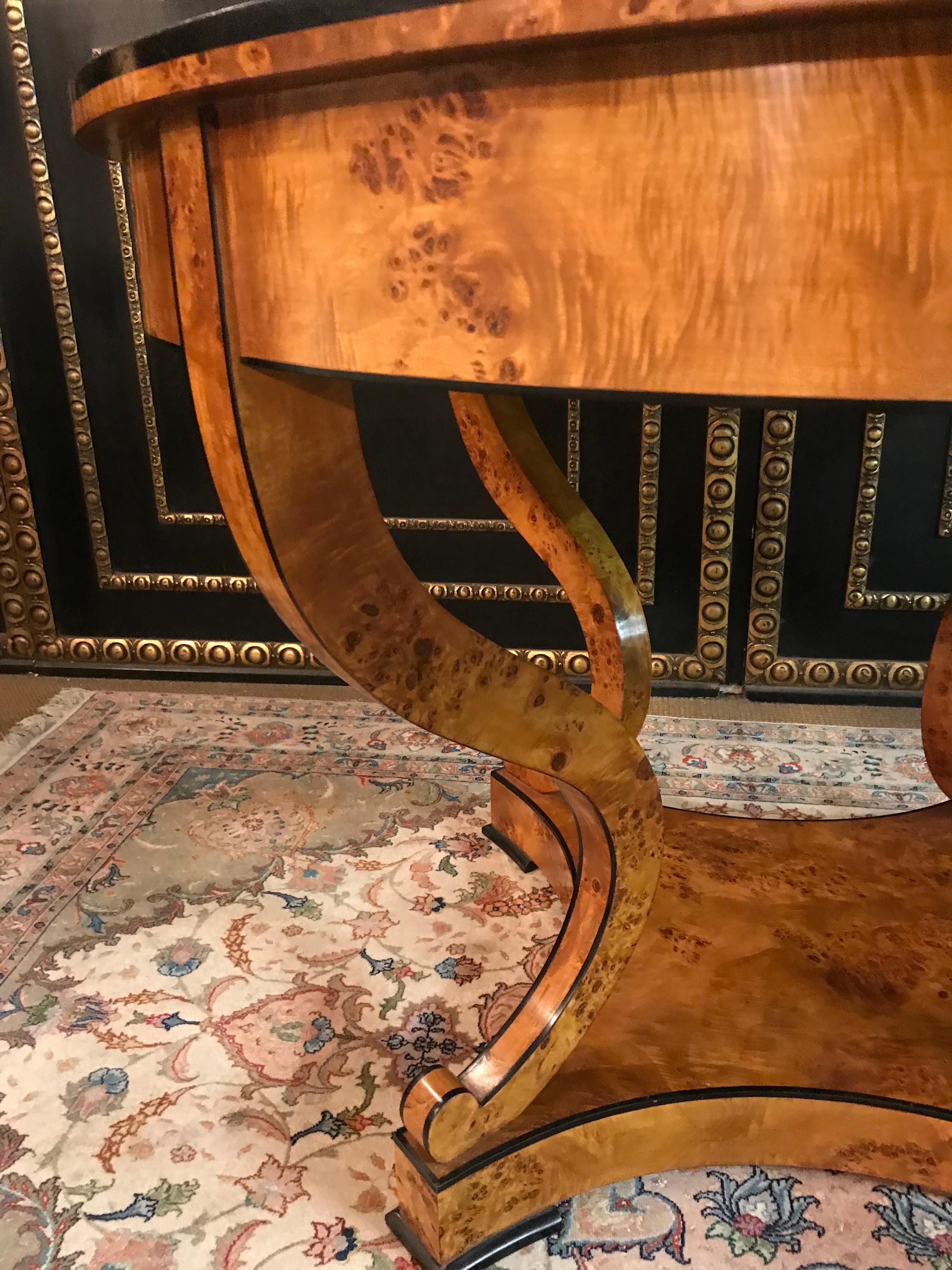Klassischer edler Tisch im antiken süddeutschen Biedermeier-Stil aus Vogelaugenahorn  im Angebot 1