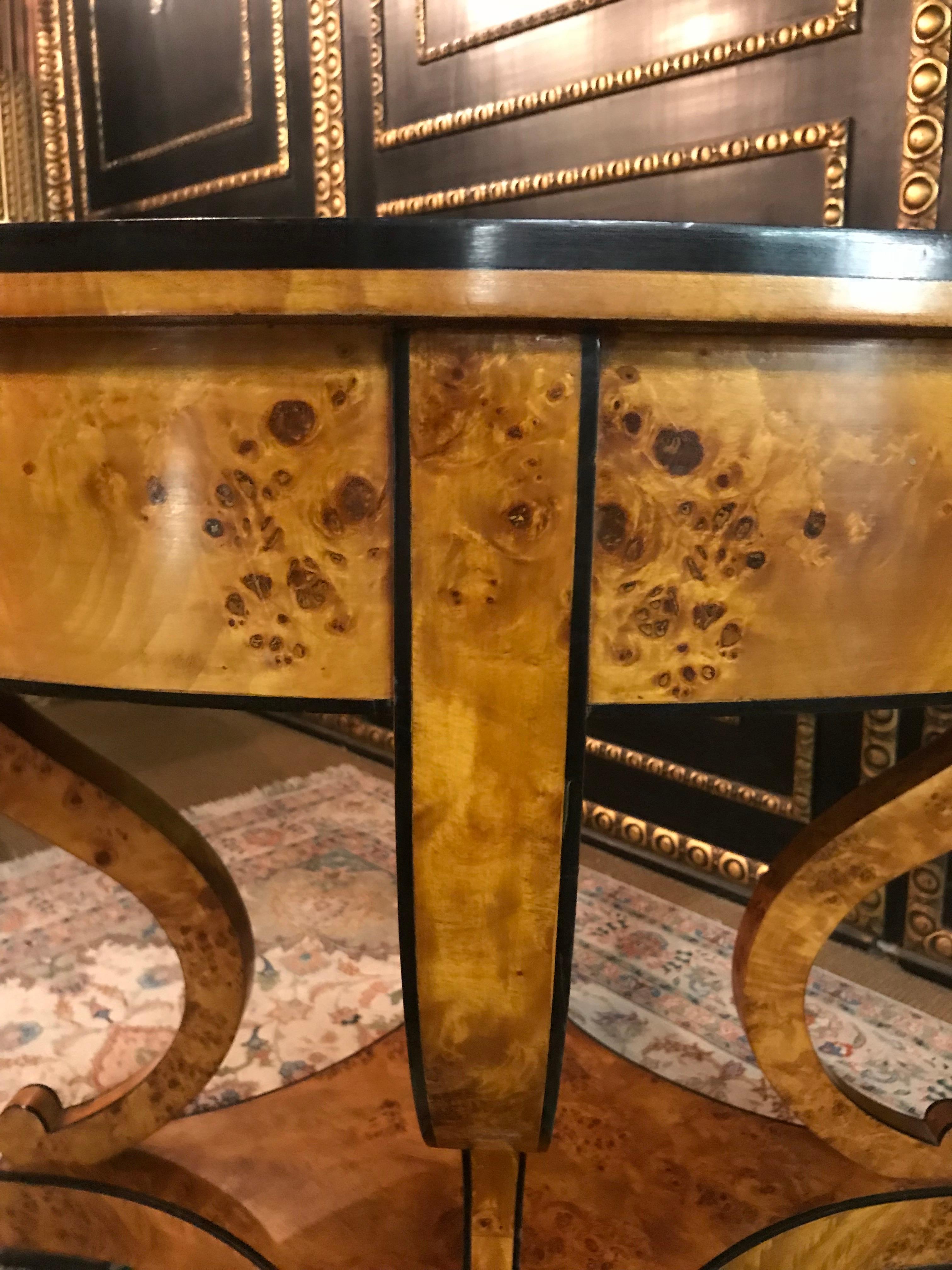 Classical Noble Table in antique South German Biedermeier Style Birdseye maple  For Sale 1