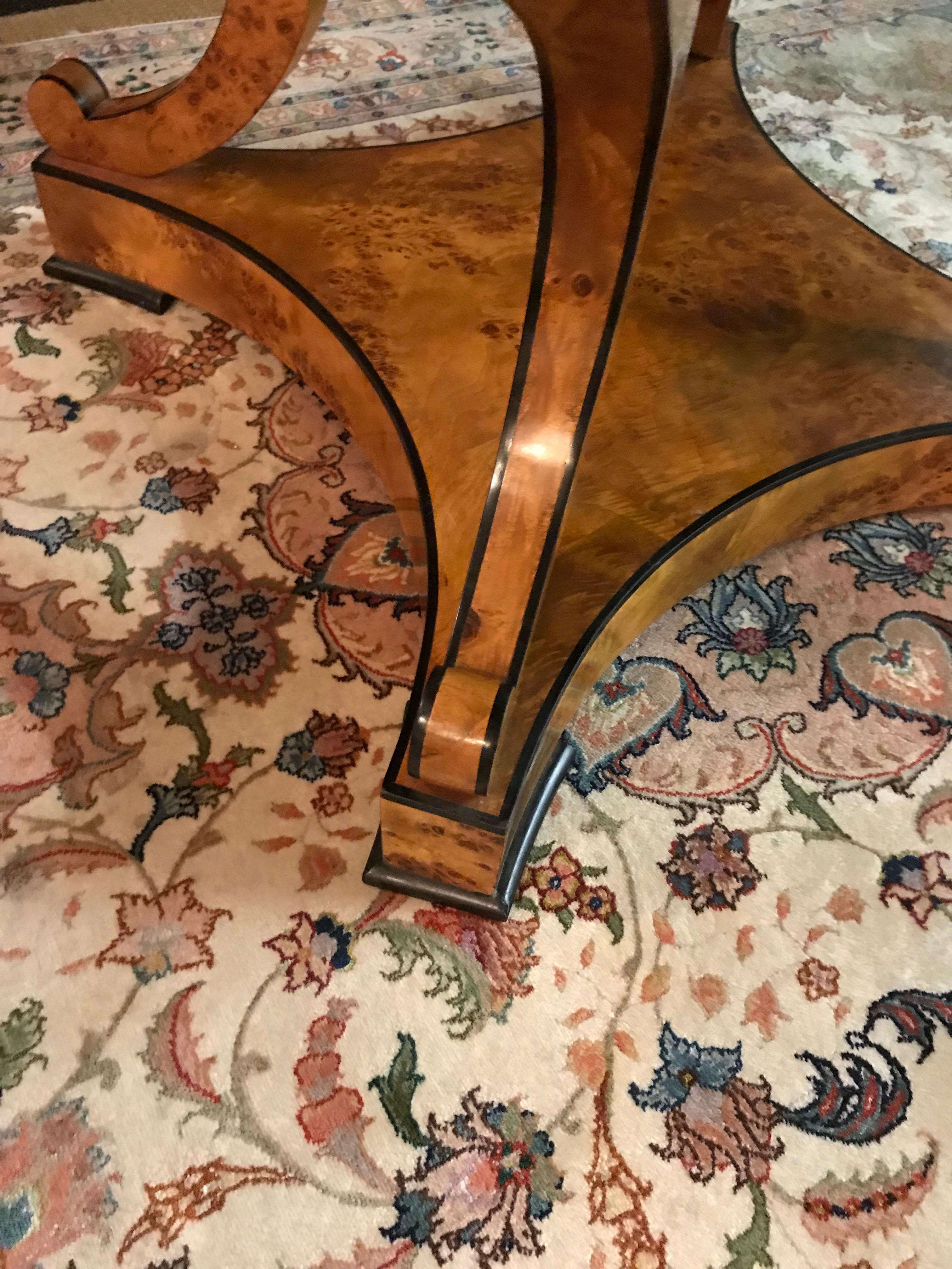 Classical Noble Table in antique South German Biedermeier Style Birdseye maple  For Sale 2