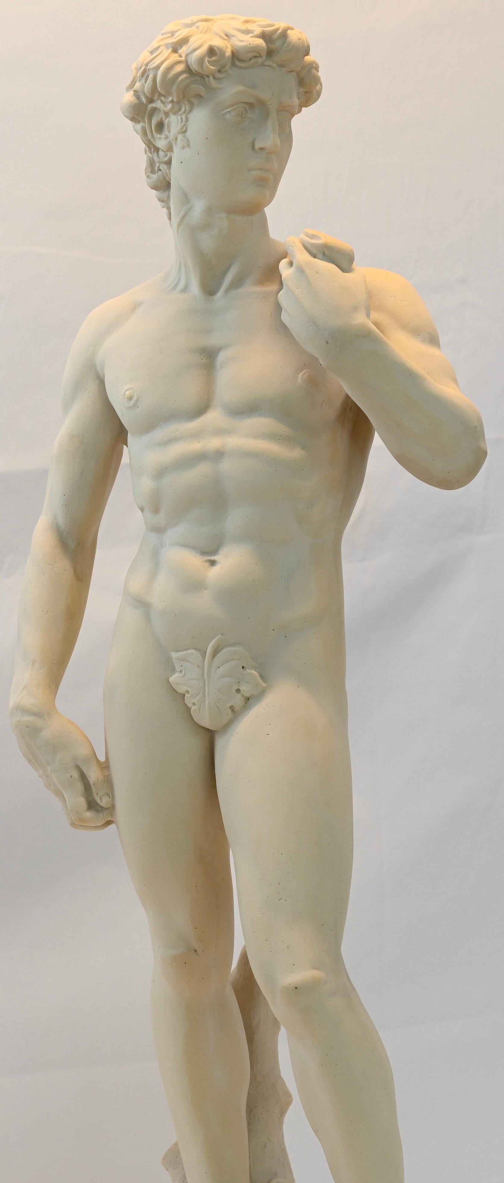 Atemberaubende römische nackte männliche Marmorskulptur Italienisch oder Statue von David.
Gut ausgeführte und wunderbar proportionierte Figur des jugendlichen David, kopiert nach dem Original von Michelangelo in der Galleria dell'Accademia,