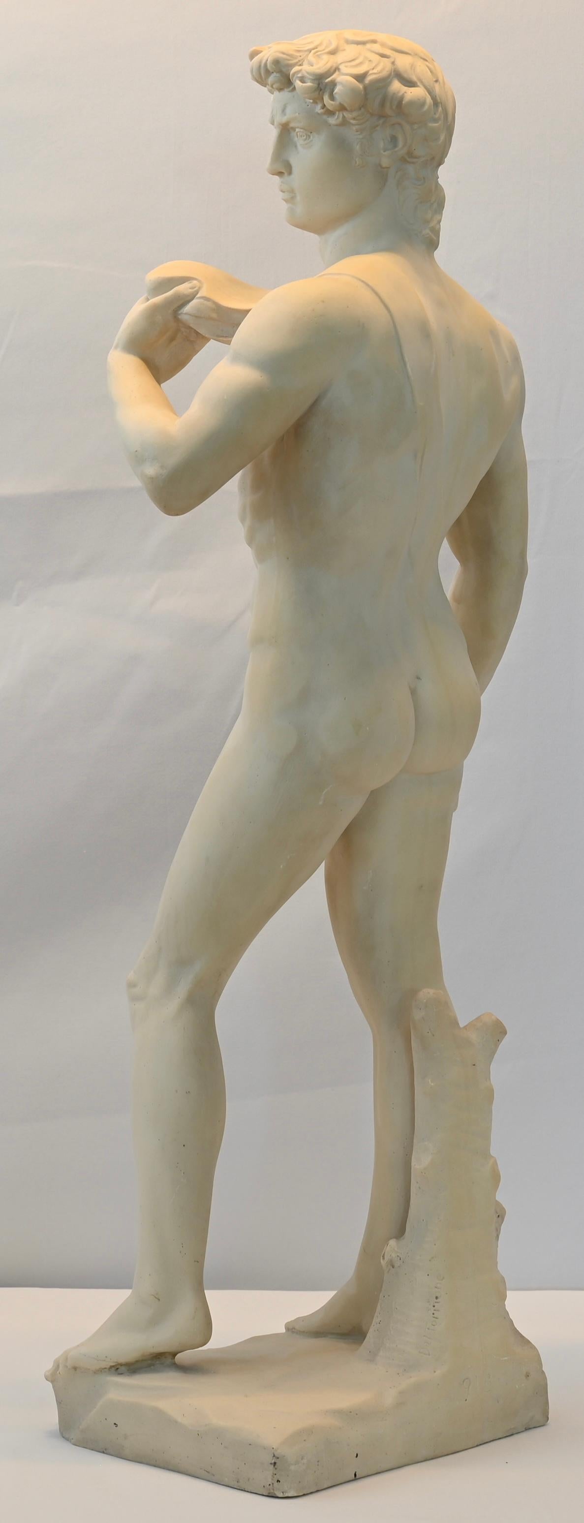 Romantische klassische männliche Marmorskulptur im römischen Stil in Akt von Lorenzo dal Torrione, Italien (Neoklassisch) im Angebot