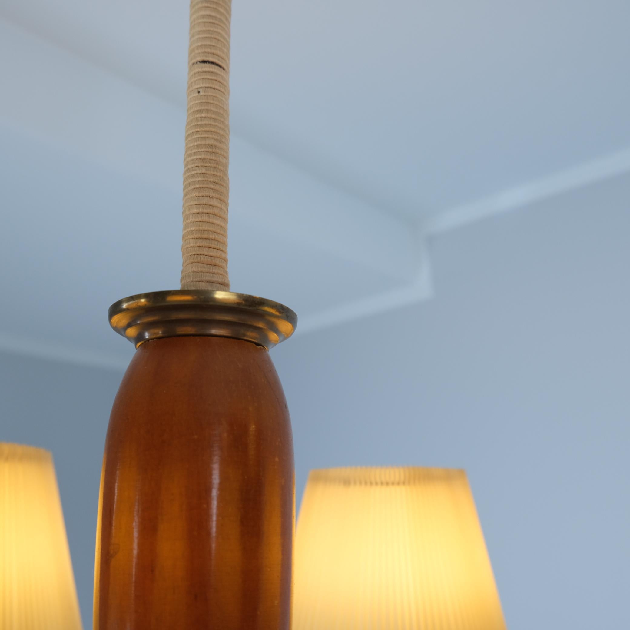 Klassische Paavo Tynell Pendelleuchte Model 1355 aus Messing, Saiten und Birke, Taito 1930s im Zustand „Gut“ im Angebot in Helsinki, FI