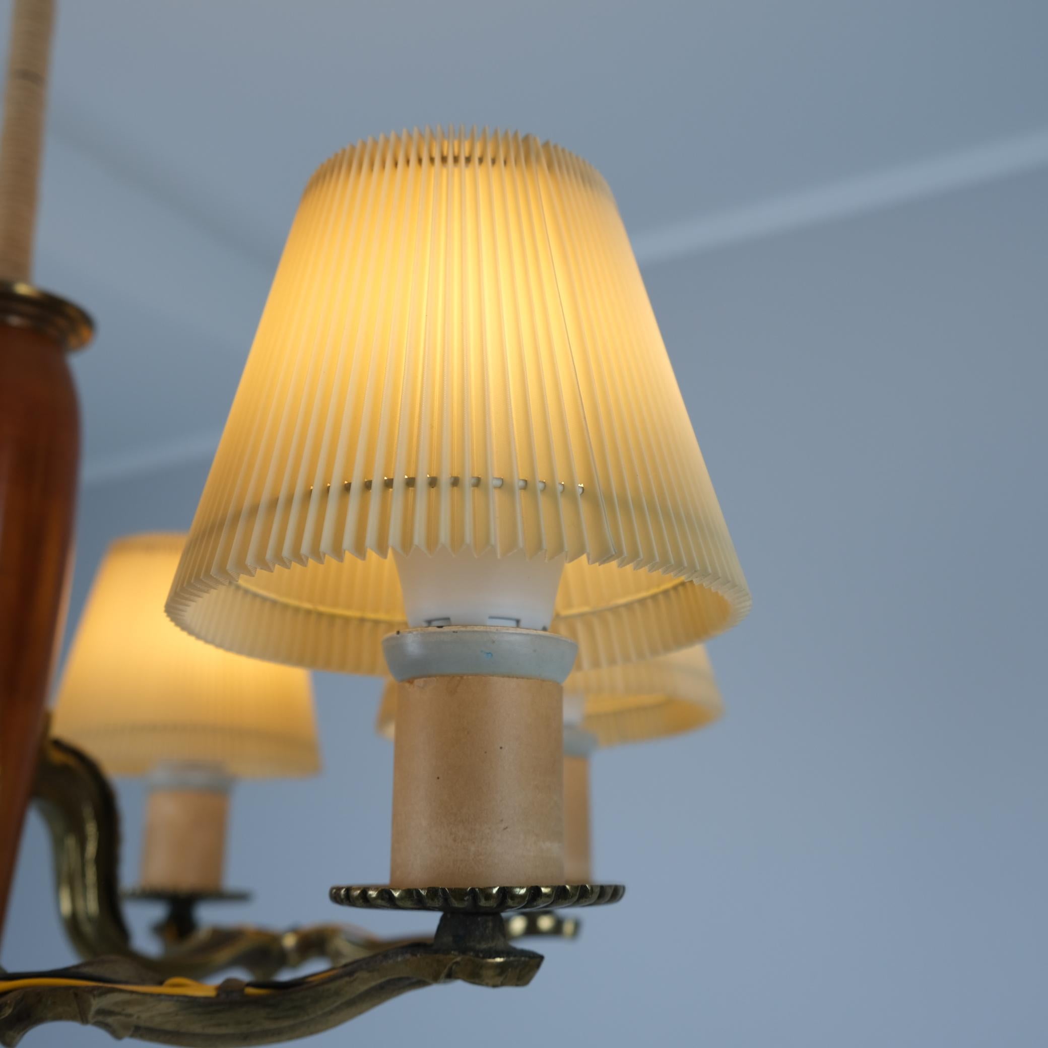 Klassische Paavo Tynell Pendelleuchte Model 1355 aus Messing, Saiten und Birke, Taito 1930s (Mitte des 20. Jahrhunderts) im Angebot