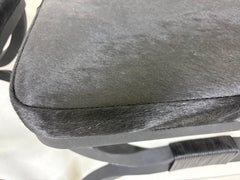 Klassisches Paar schmiedeeiserne Bänke mit Kuhfellpolsterung