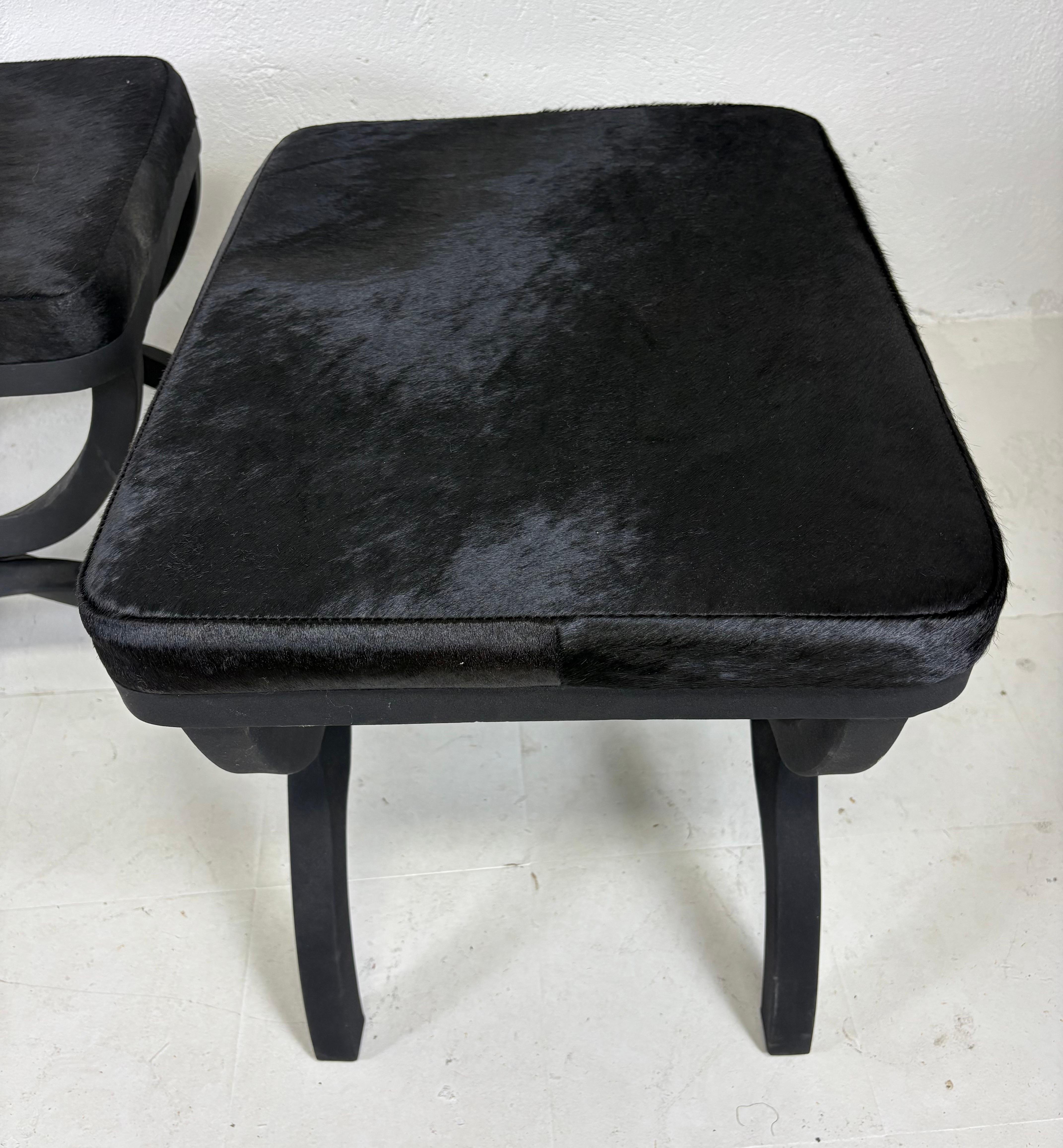 Coppia di panche classiche in ferro battuto con rivestimento in pelle di mucca In condizioni buone in vendita a Allentown, PA