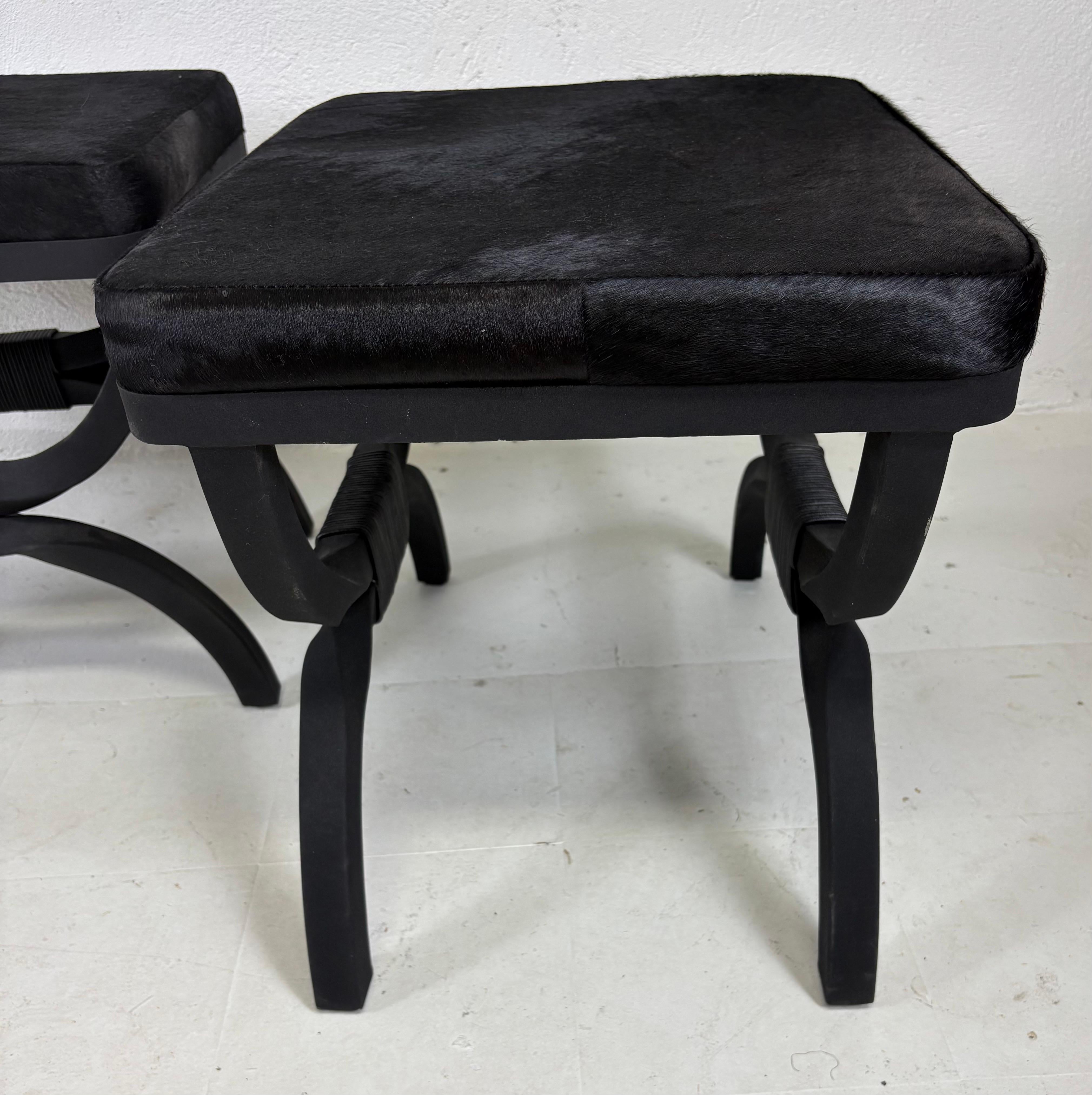 XXI secolo e contemporaneo Coppia di panche classiche in ferro battuto con rivestimento in pelle di mucca in vendita