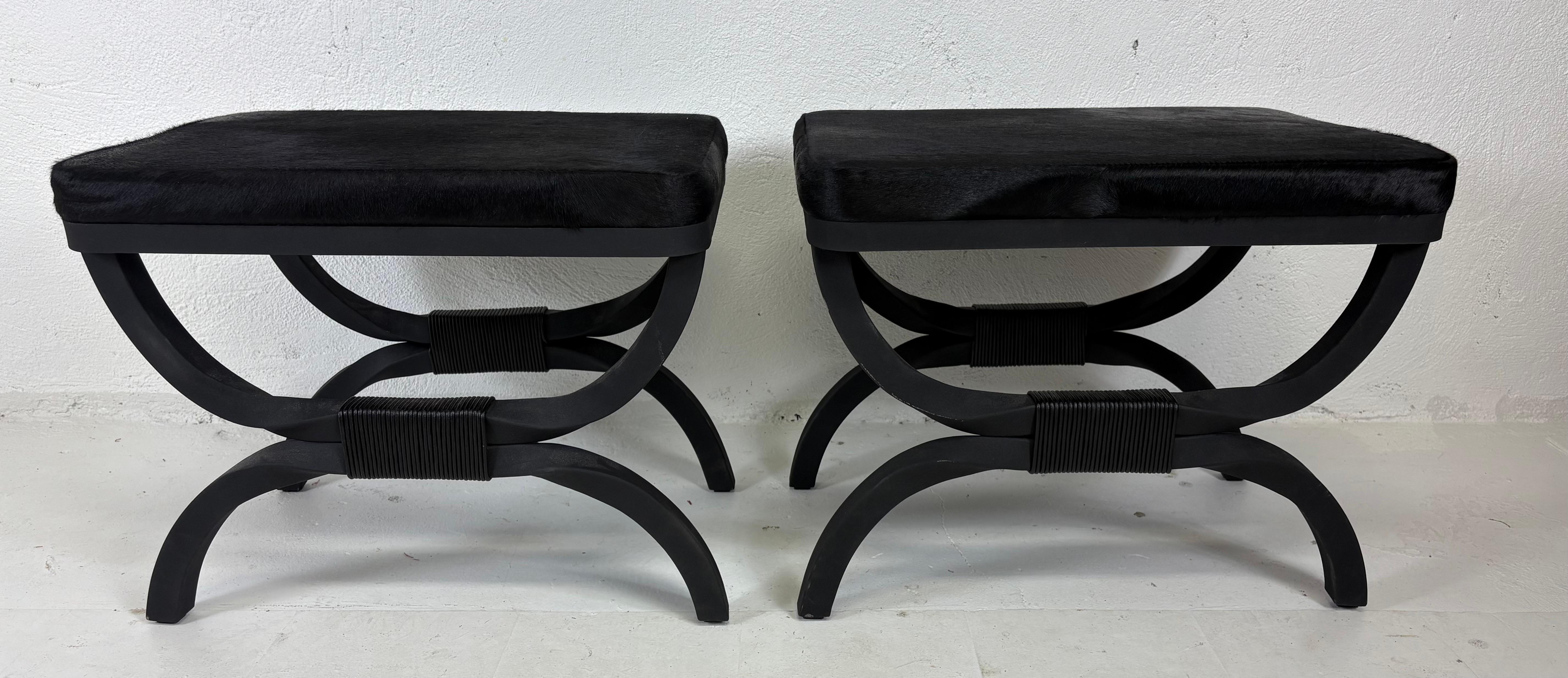 Pellame Coppia di panche classiche in ferro battuto con rivestimento in pelle di mucca in vendita