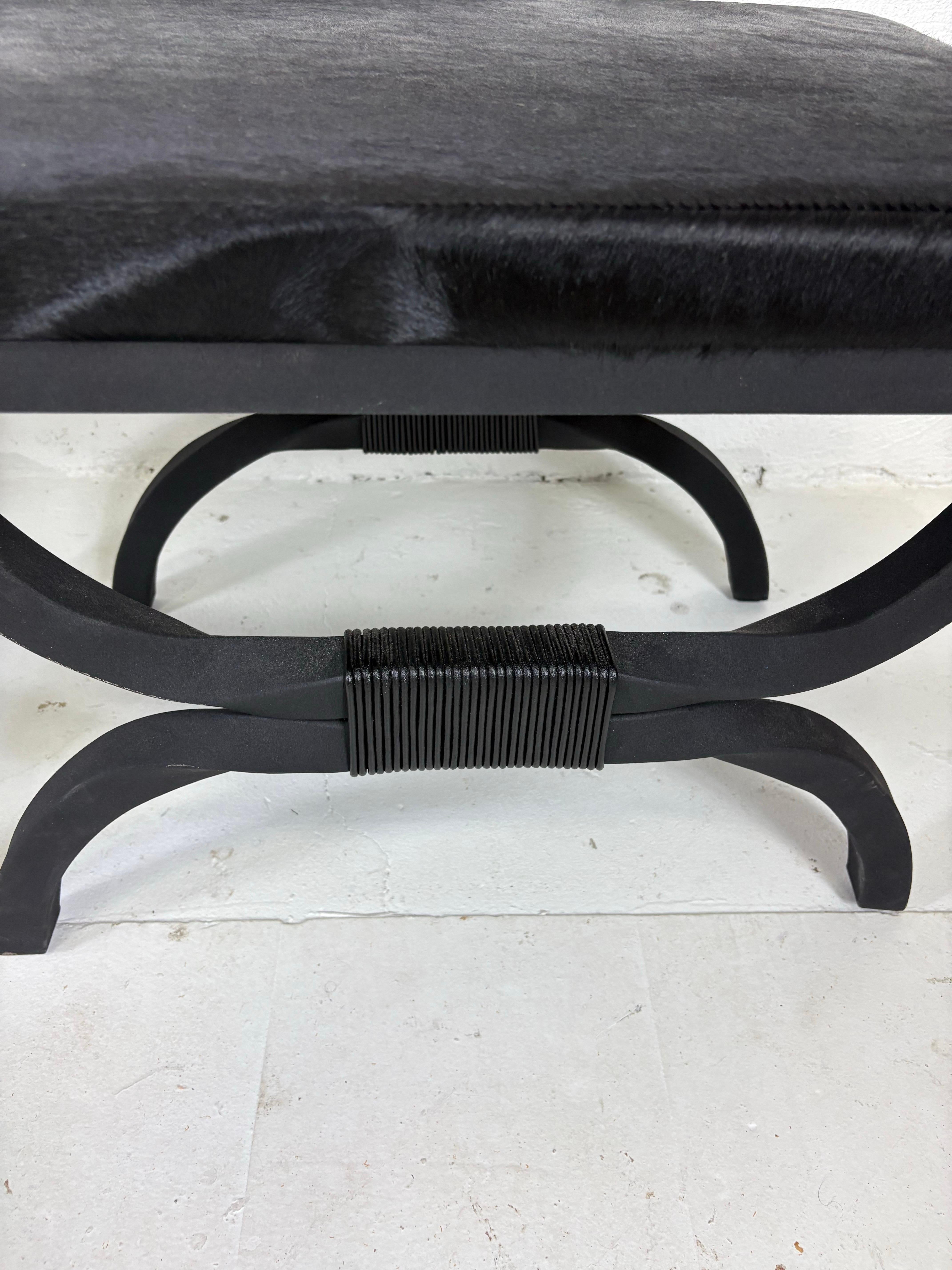 Coppia di panche classiche in ferro battuto con rivestimento in pelle di mucca in vendita 1