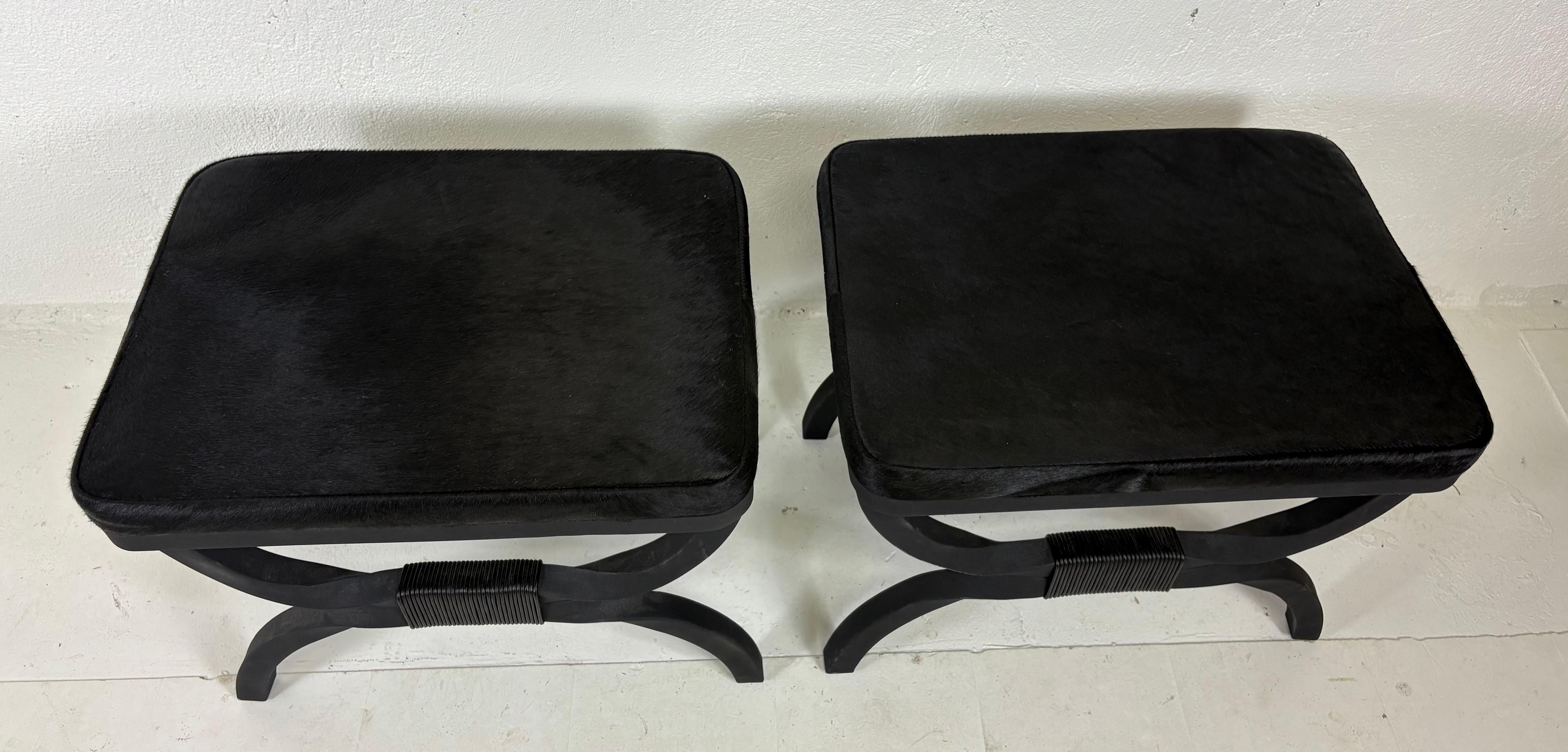 Coppia di panche classiche in ferro battuto con rivestimento in pelle di mucca in vendita 2