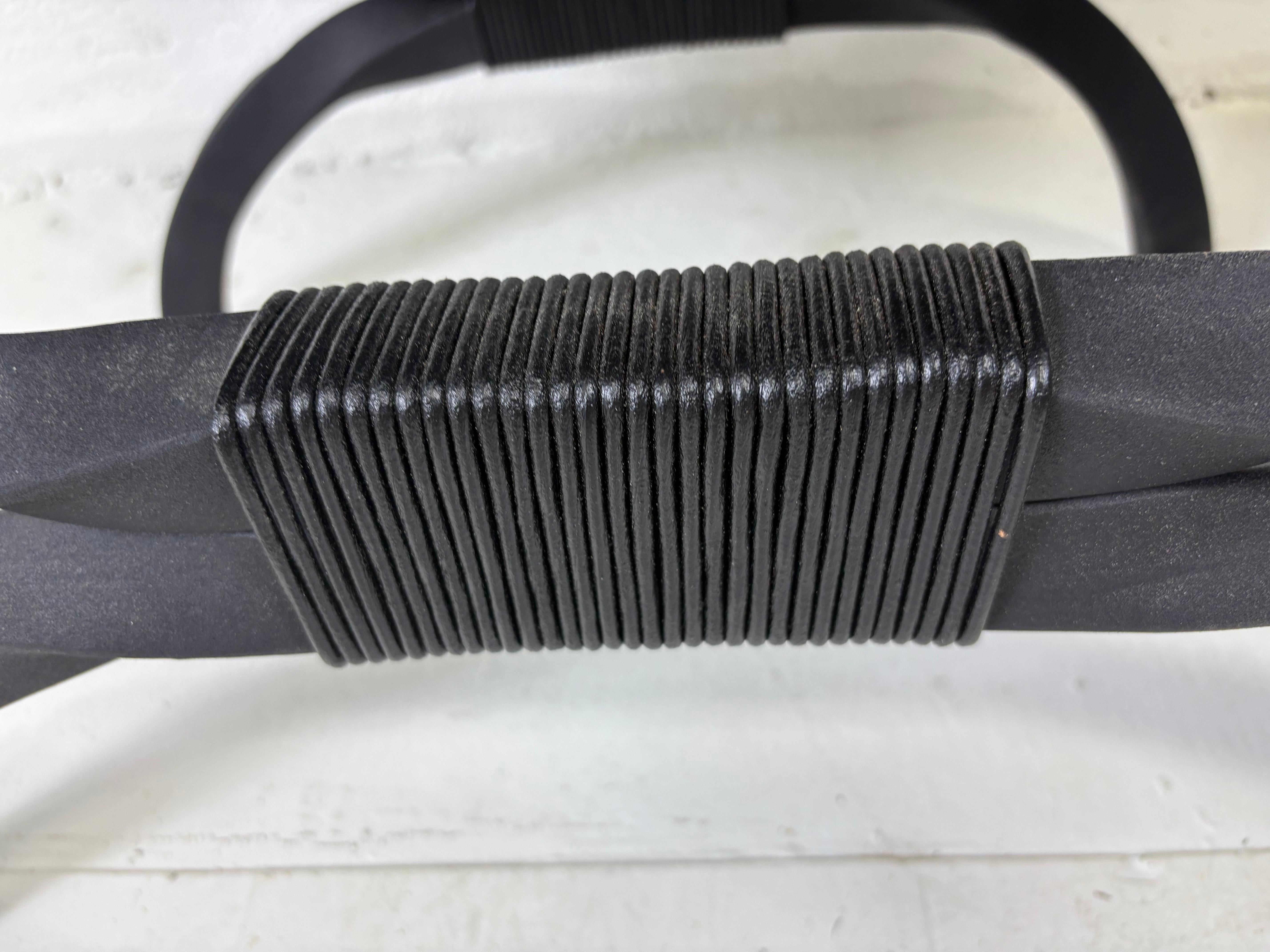 Coppia di panche classiche in ferro battuto con rivestimento in pelle di mucca in vendita 3